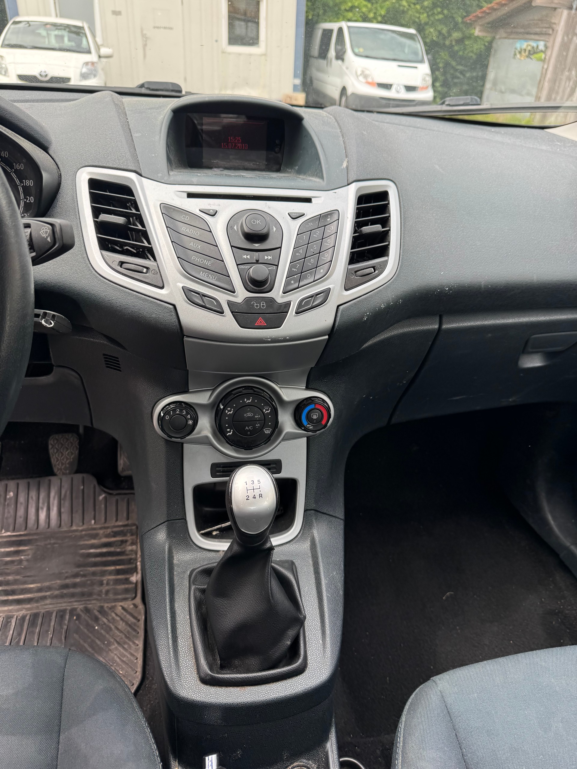 FORD Fiesta 1.4 16V Colourline-image-9