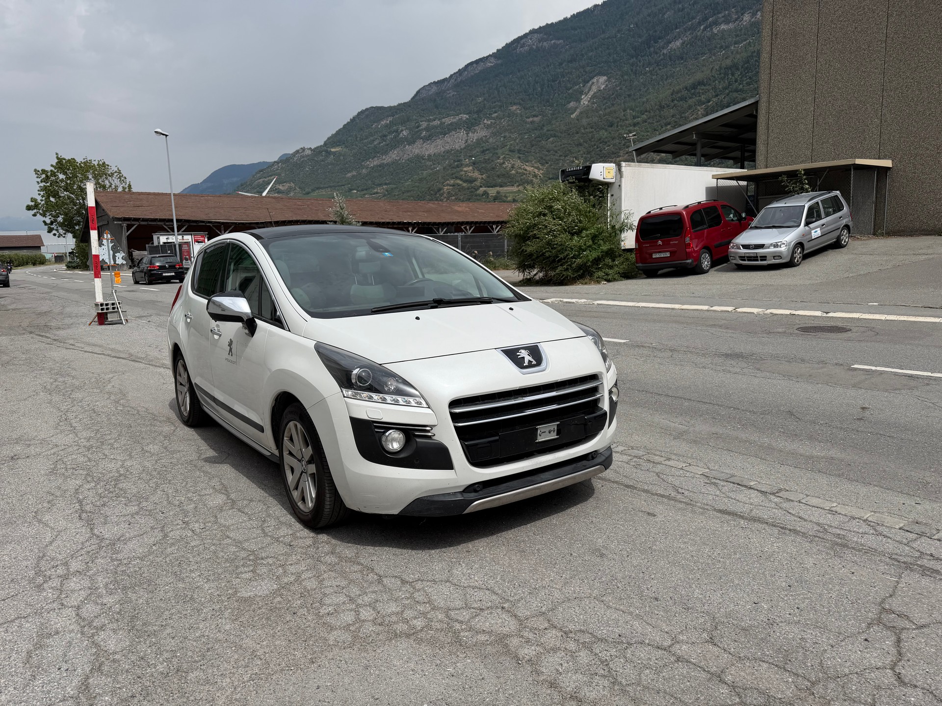 PEUGEOT 3008 HYbrid4 2.0 HDI EGS6-image-6