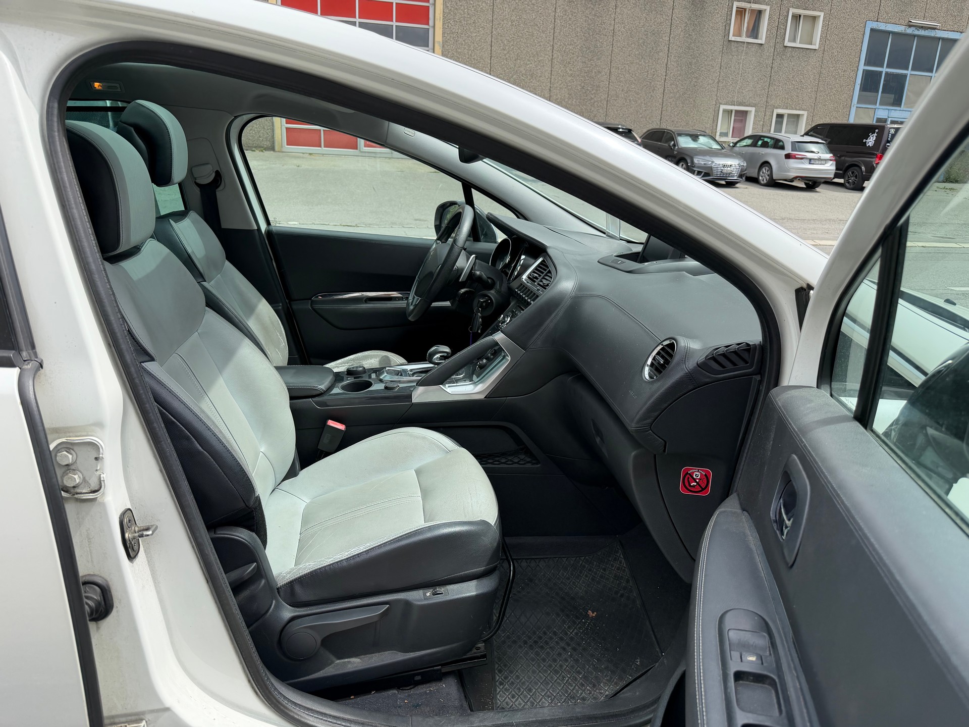 PEUGEOT 3008 HYbrid4 2.0 HDI EGS6-image-4
