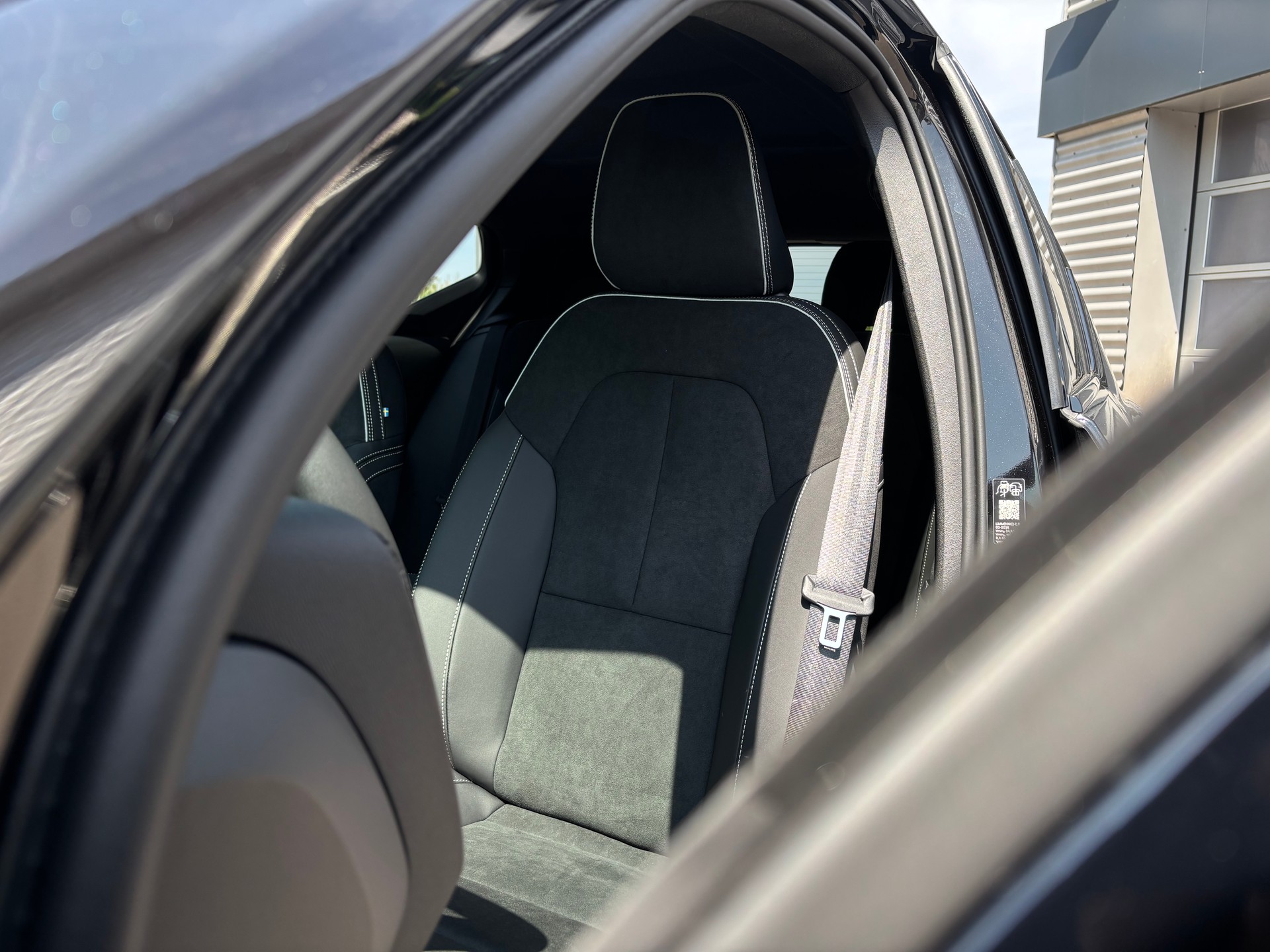 VOLVO XC40 2.0 B4 MH Black Edition-image-3
