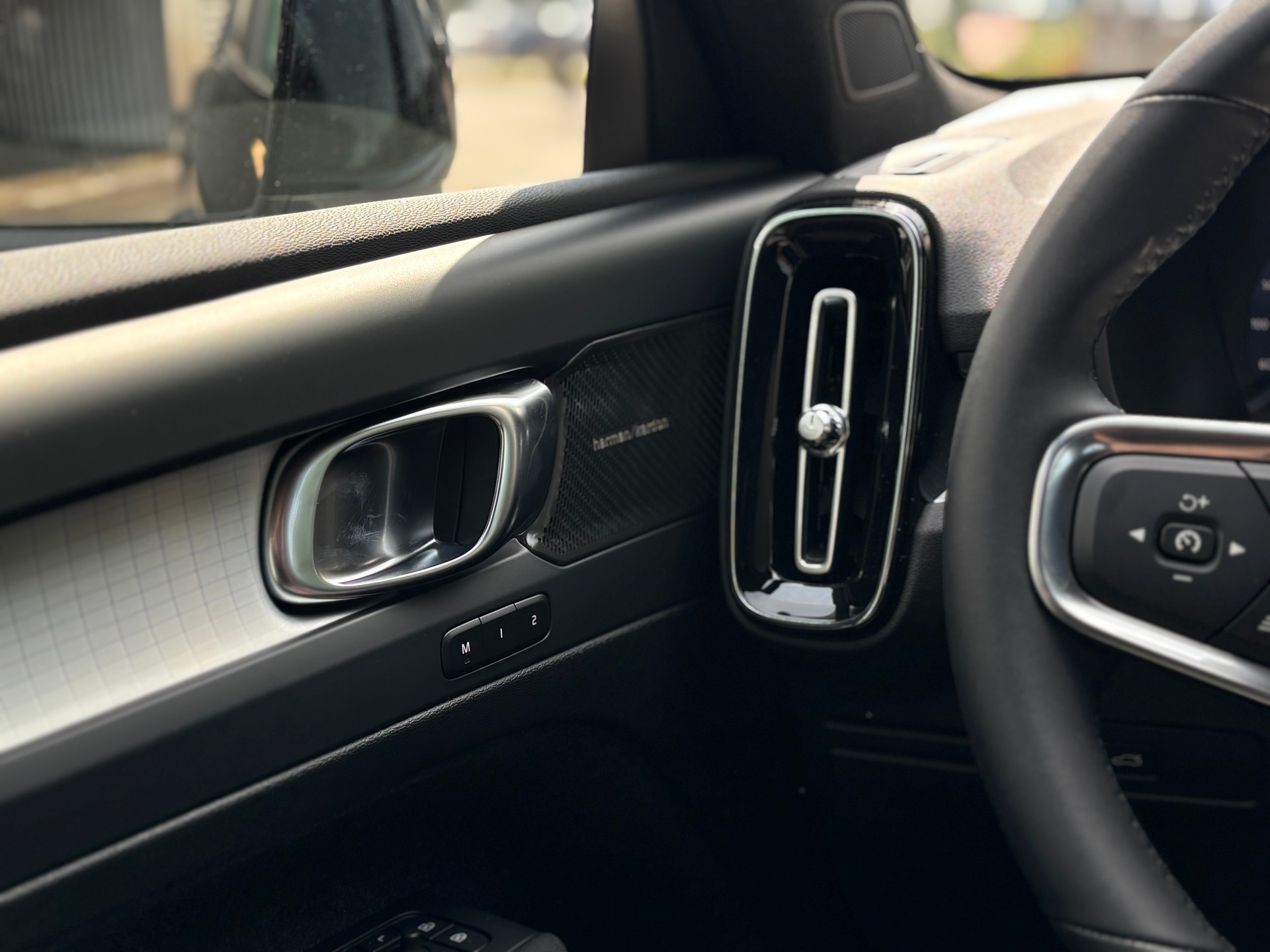 VOLVO XC40 2.0 B4 MH Black Edition-image-16