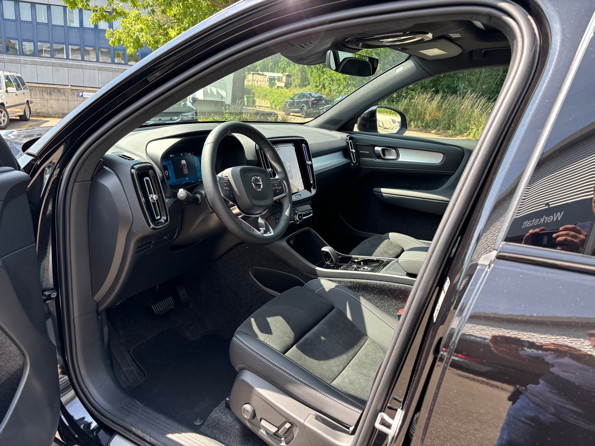 VOLVO XC40 2.0 B4 MH Black Edition-image-2
