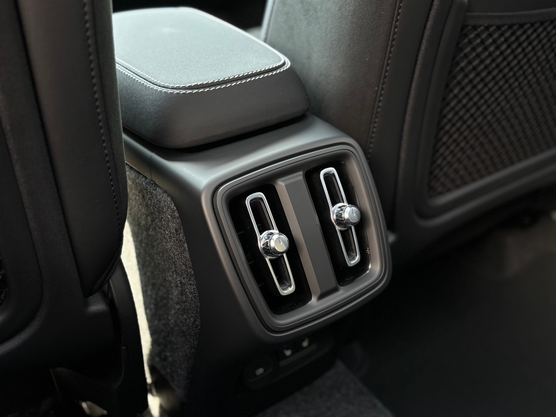 VOLVO XC40 2.0 B4 MH Black Edition-image-12