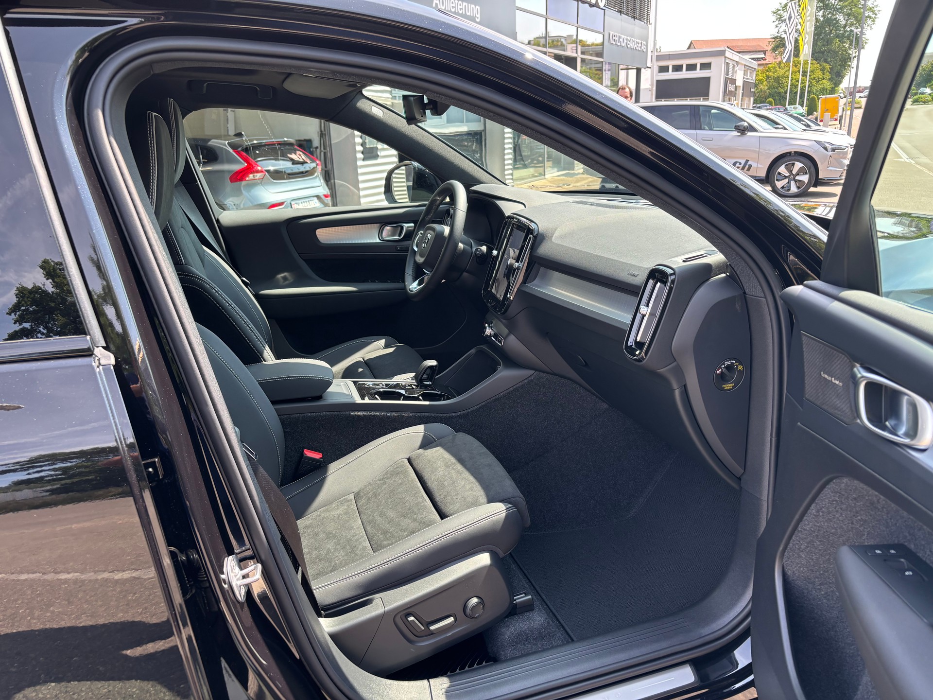 VOLVO XC40 2.0 B4 MH Black Edition-image-6