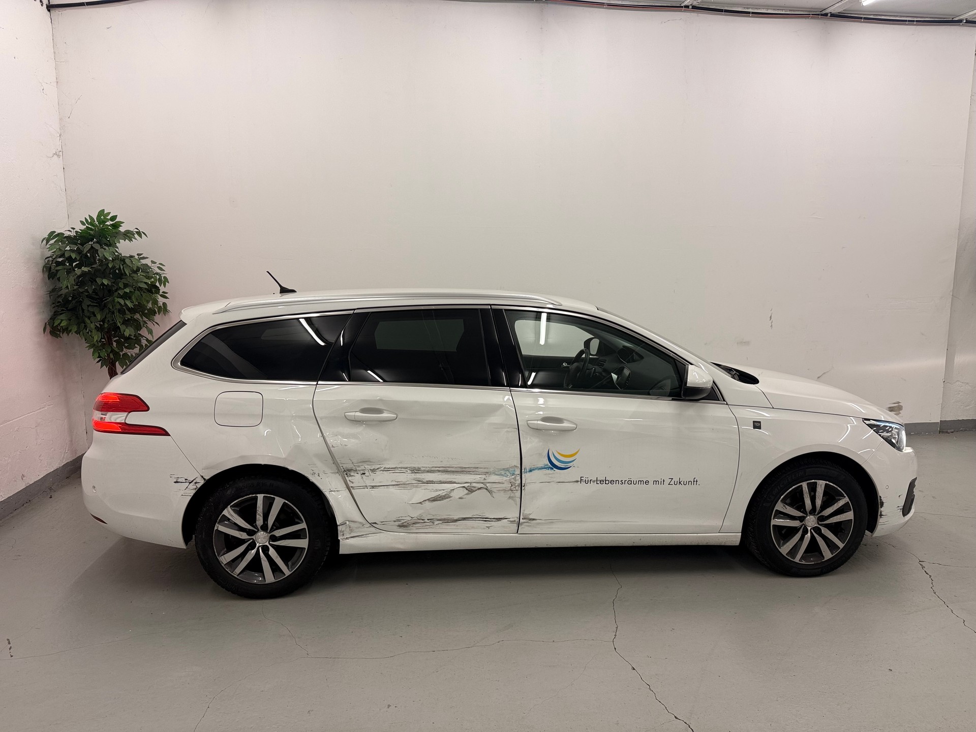 PEUGEOT 308 SW 1.5 BlueHDI Tech Edition EAT8-image-5