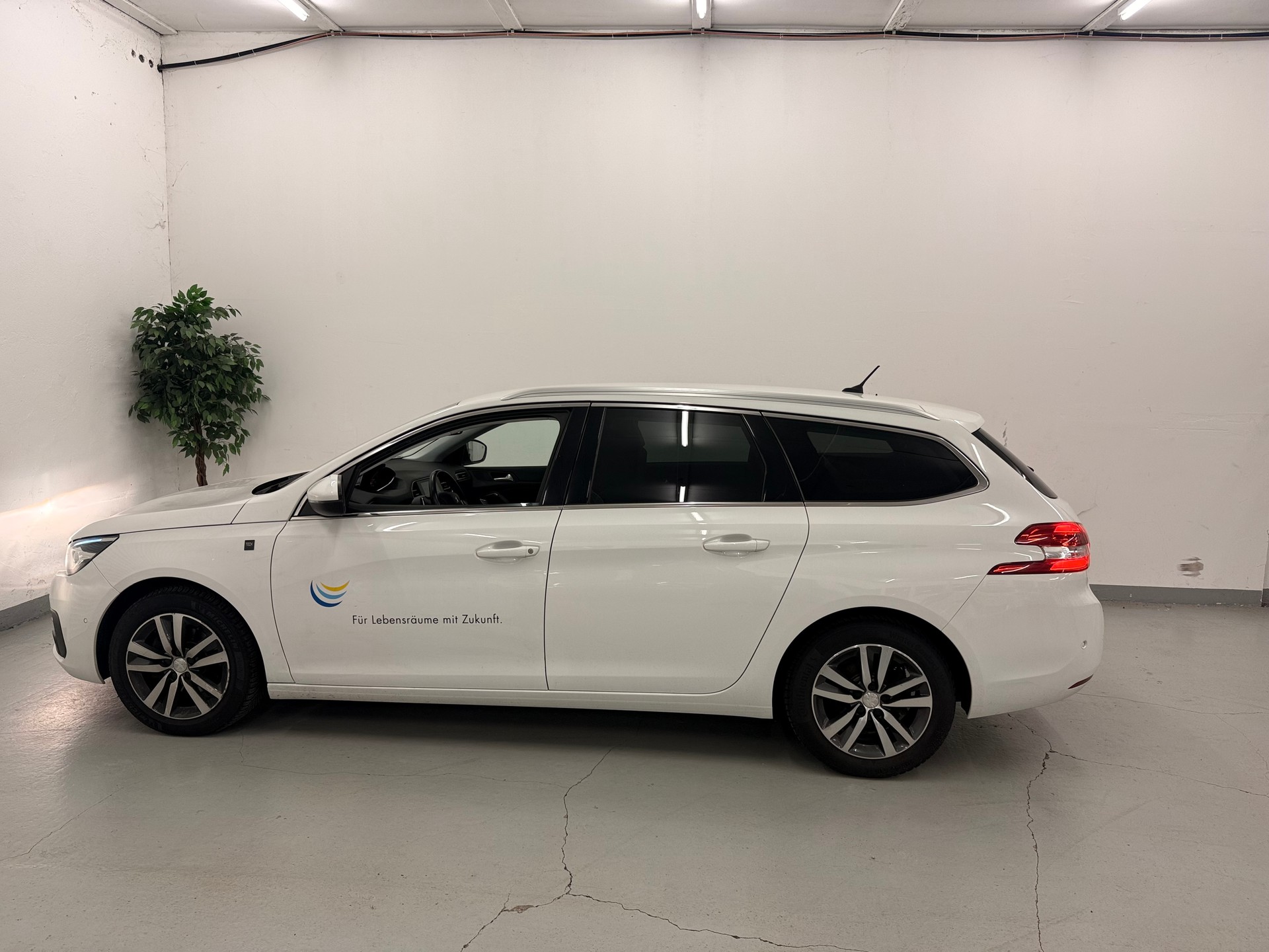 PEUGEOT 308 SW 1.5 BlueHDI Tech Edition EAT8-image-2