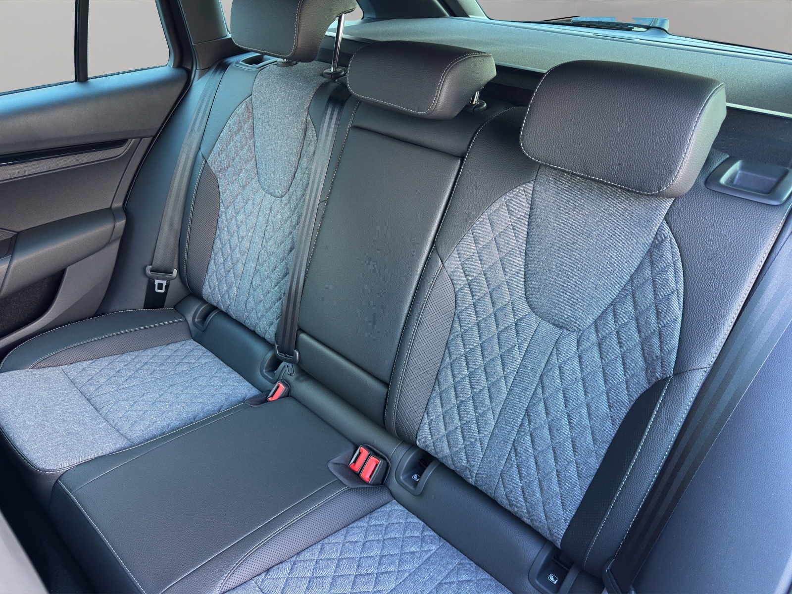 SKODA Octavia Combi 1.5 TSI mHEV DSG Sport Line-image-14