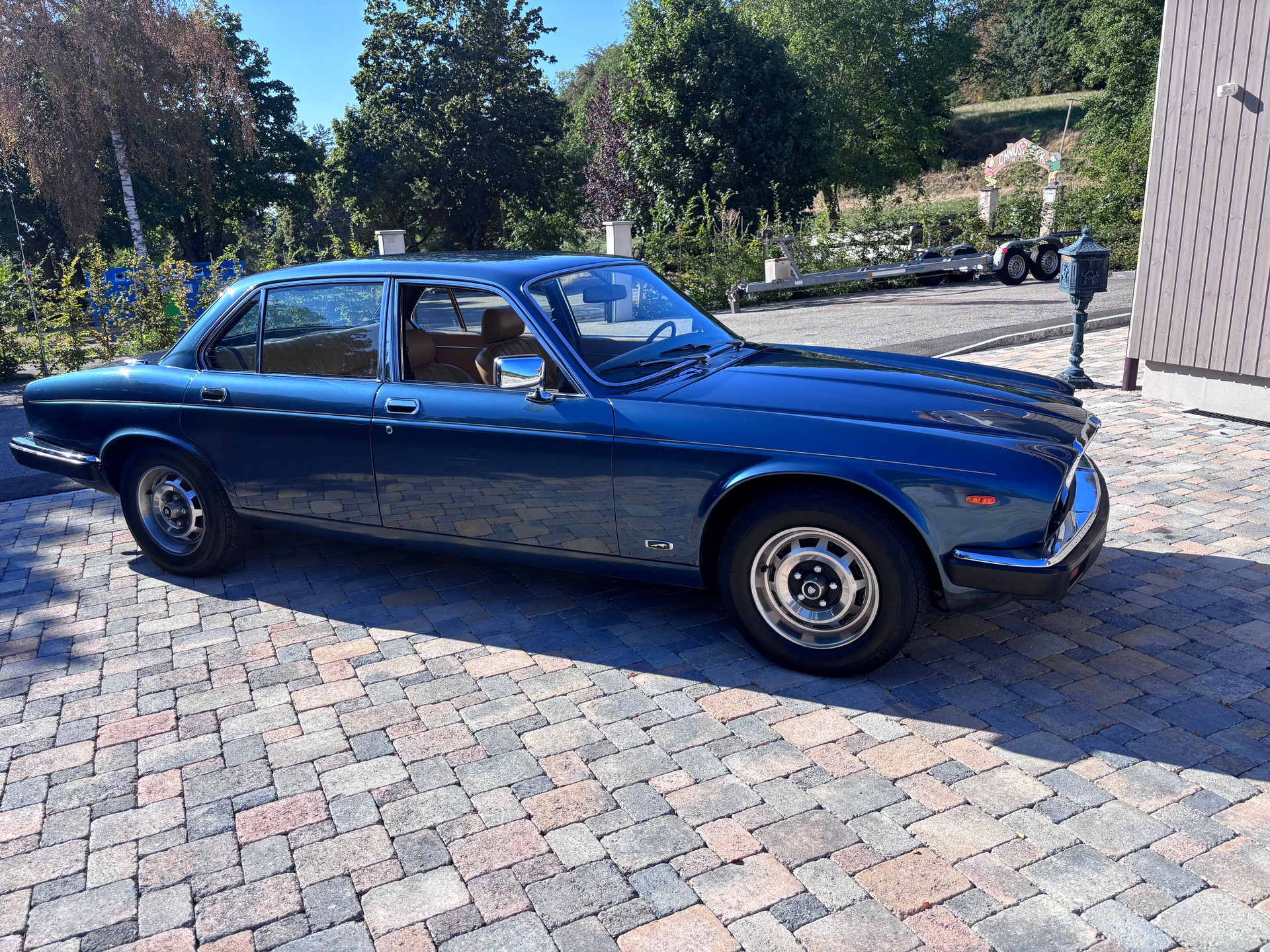 JAGUAR XJ-image-2