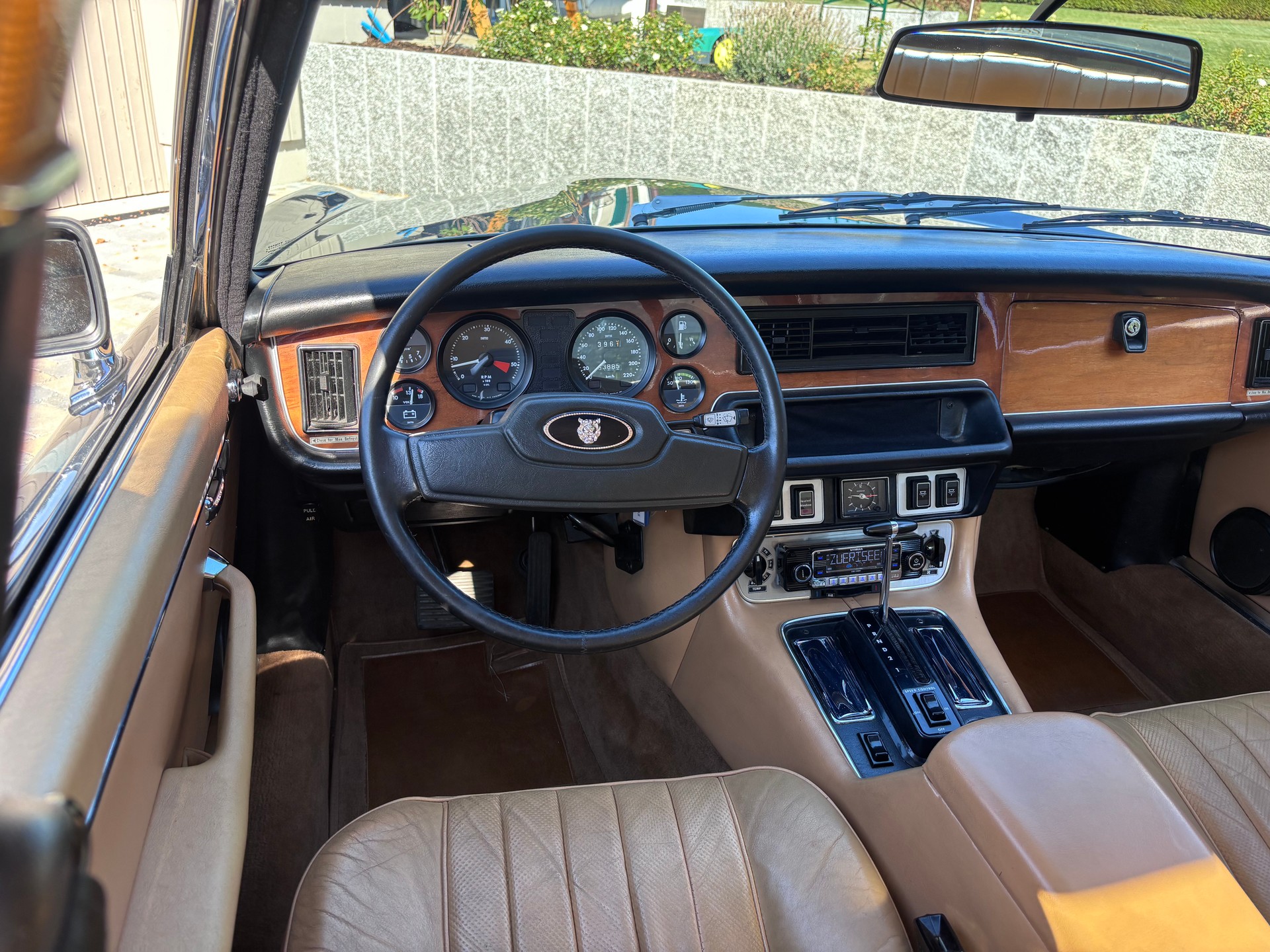 JAGUAR XJ-image-4