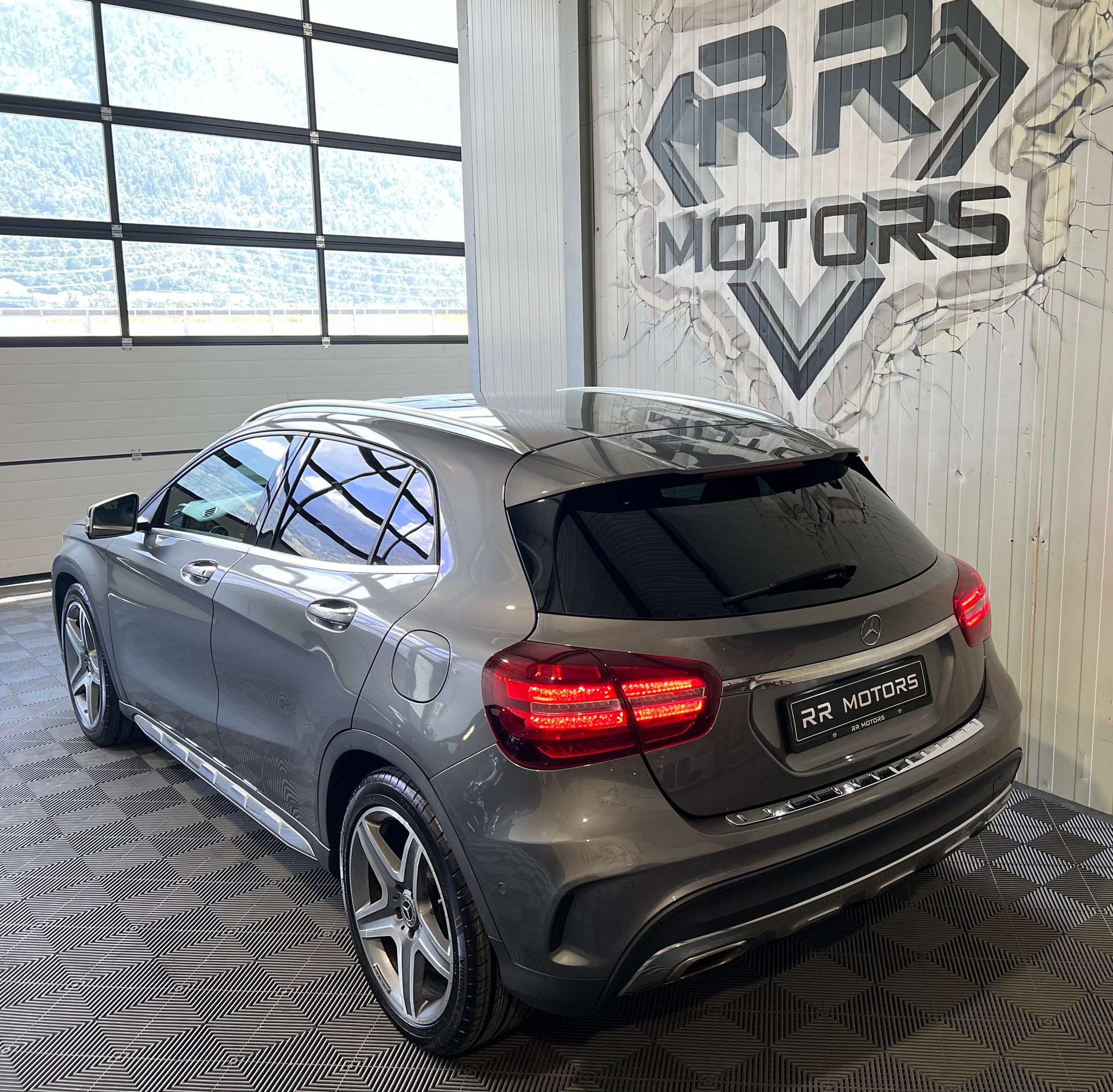 MERCEDES-BENZ GLA 250 AMG Line 4Matic 7G-DCT-image-2