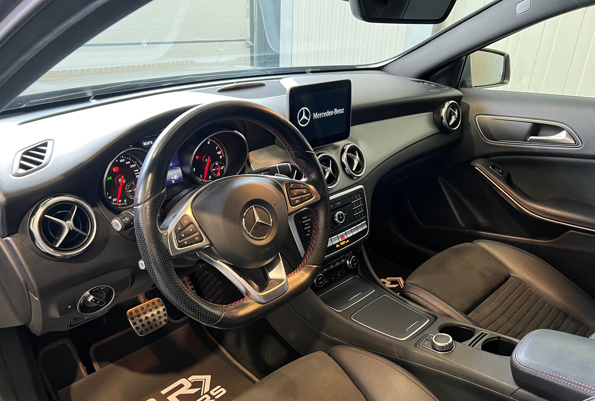 MERCEDES-BENZ GLA 250 AMG Line 4Matic 7G-DCT-image-12