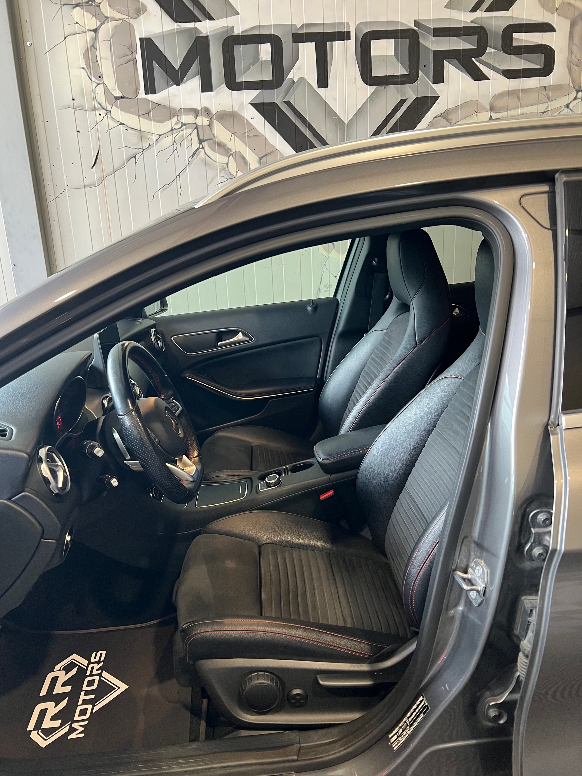 MERCEDES-BENZ GLA 250 AMG Line 4Matic 7G-DCT-image-13