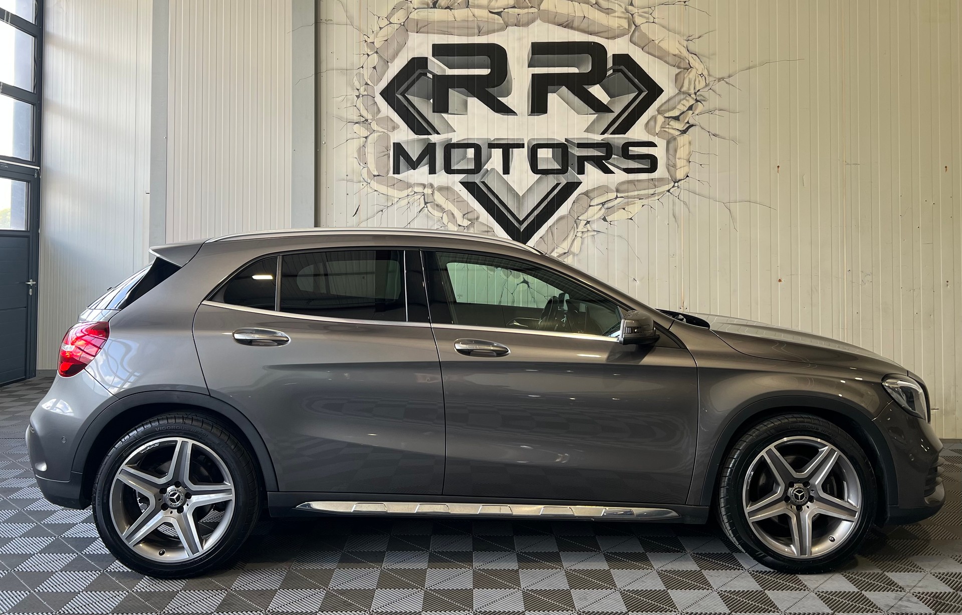 MERCEDES-BENZ GLA 250 AMG Line 4Matic 7G-DCT-image-4