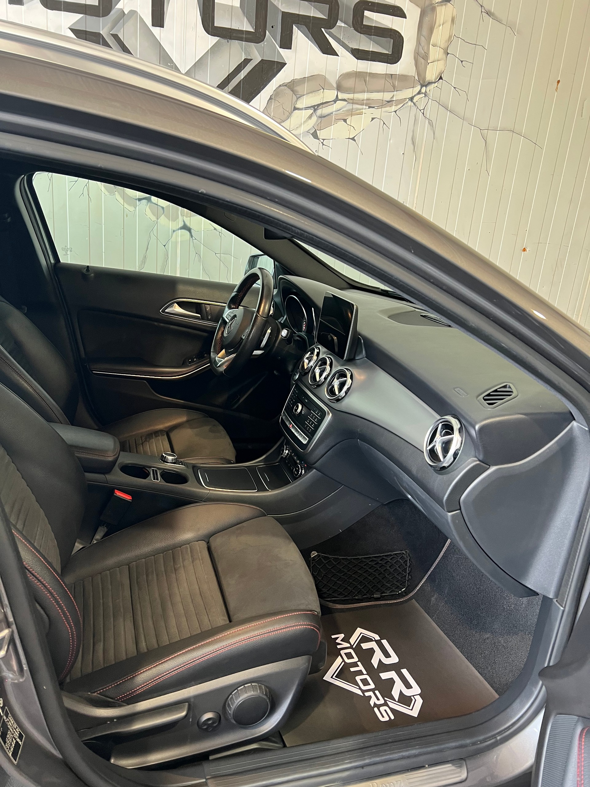 MERCEDES-BENZ GLA 250 AMG Line 4Matic 7G-DCT-image-6