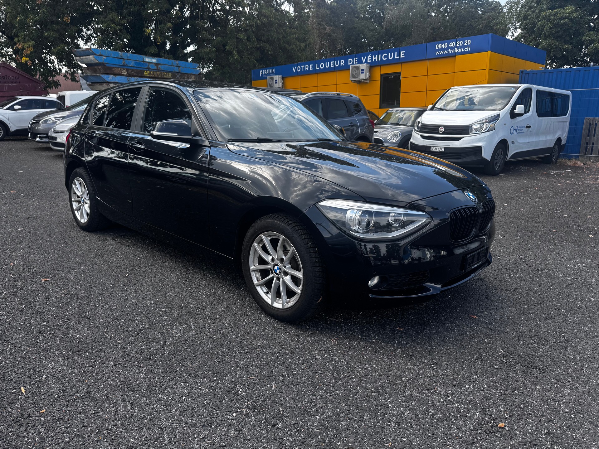 BMW 118i Urban Line Steptronic-image-0