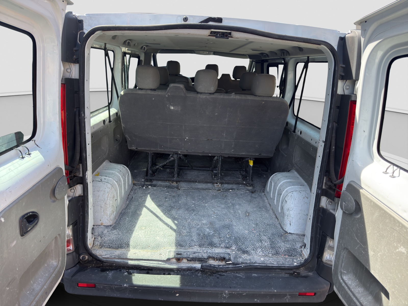 RENAULT Trafic 2.0 dCi L2H1 Grand Passenger Expression-image-13