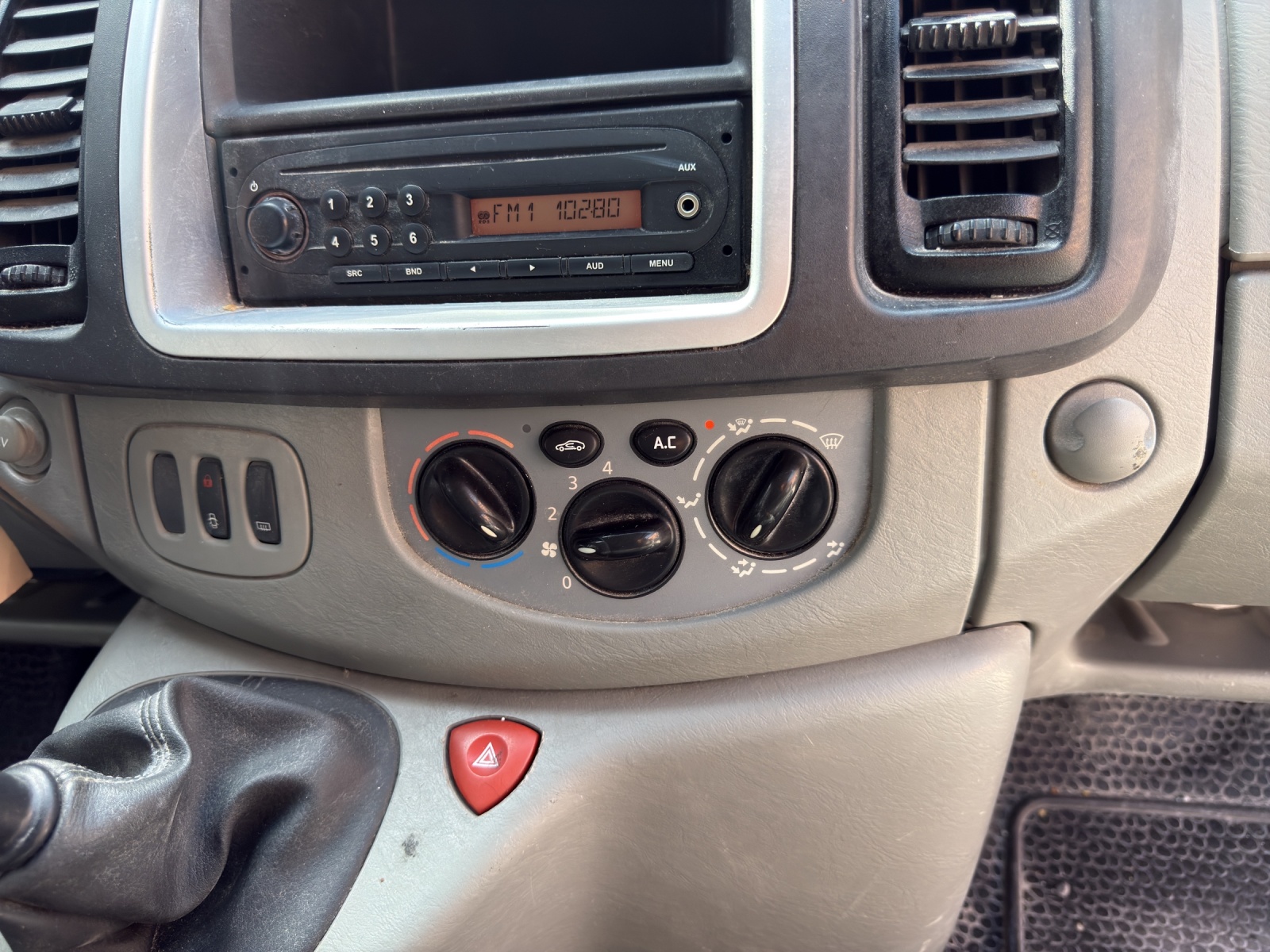 RENAULT Trafic 2.0 dCi L2H1 Grand Passenger Expression-image-11