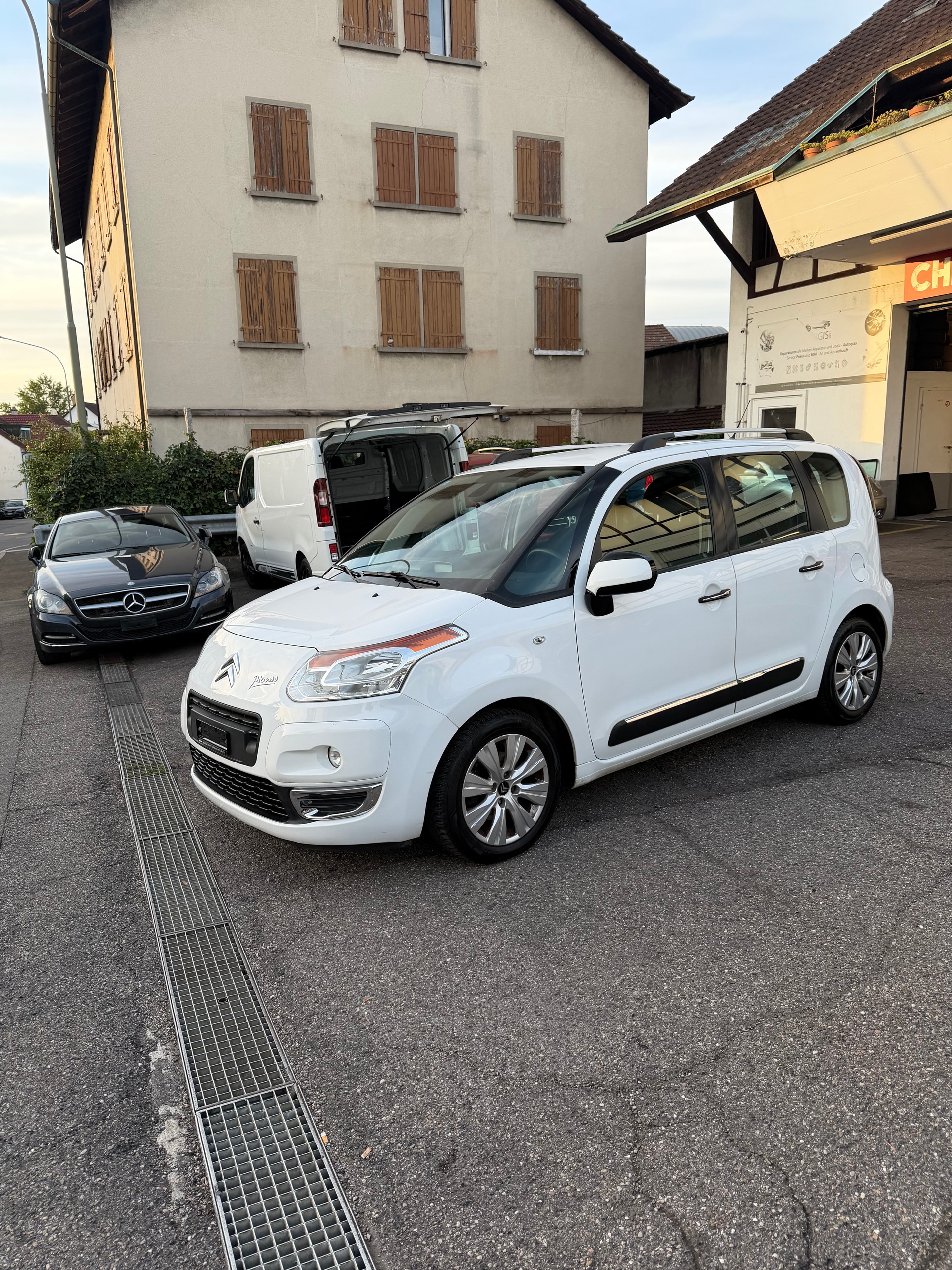CITROEN C3 Picasso 1.6i 16V Séduction EGS6-image-1