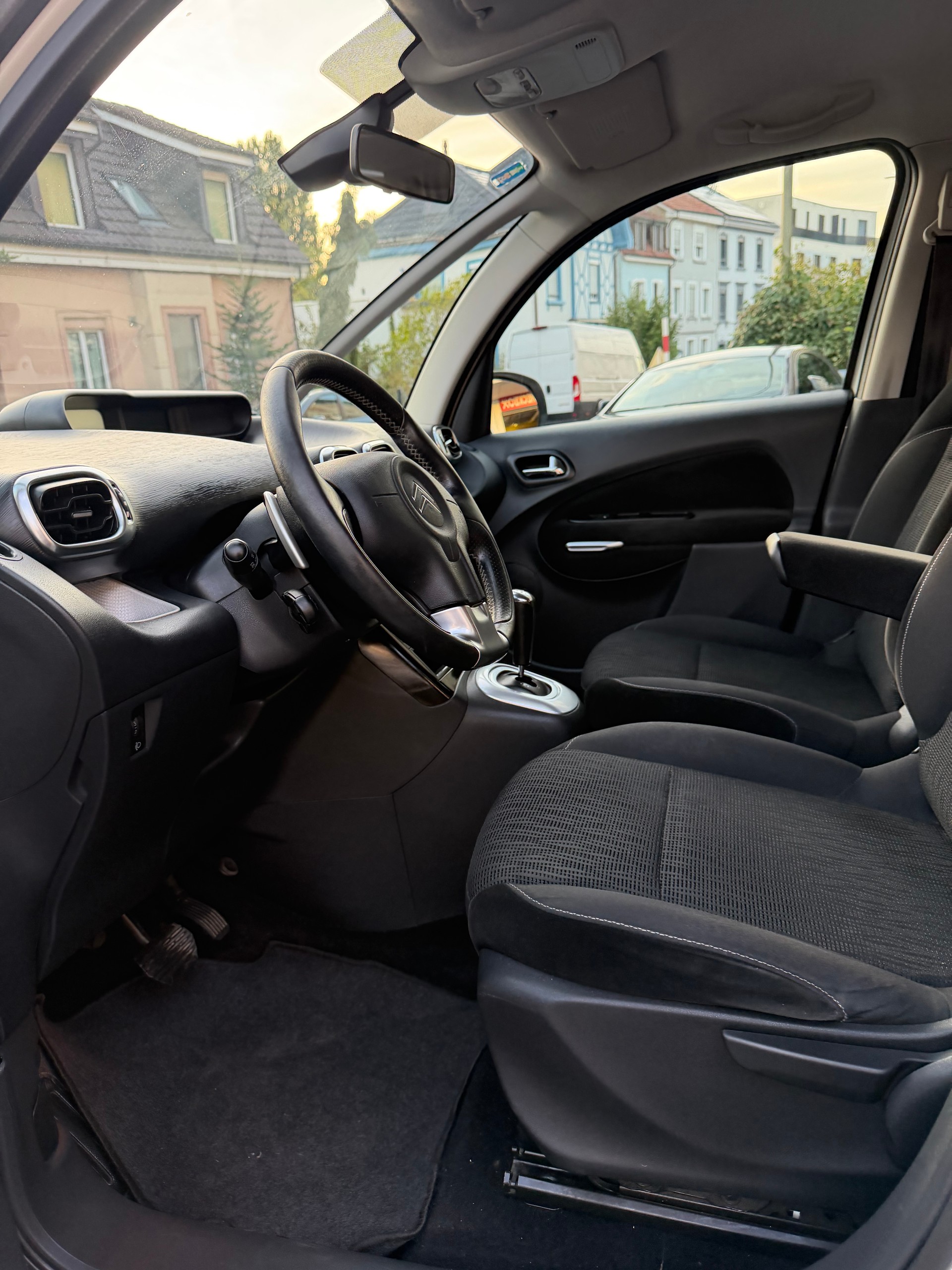 CITROEN C3 Picasso 1.6i 16V Séduction EGS6-image-9