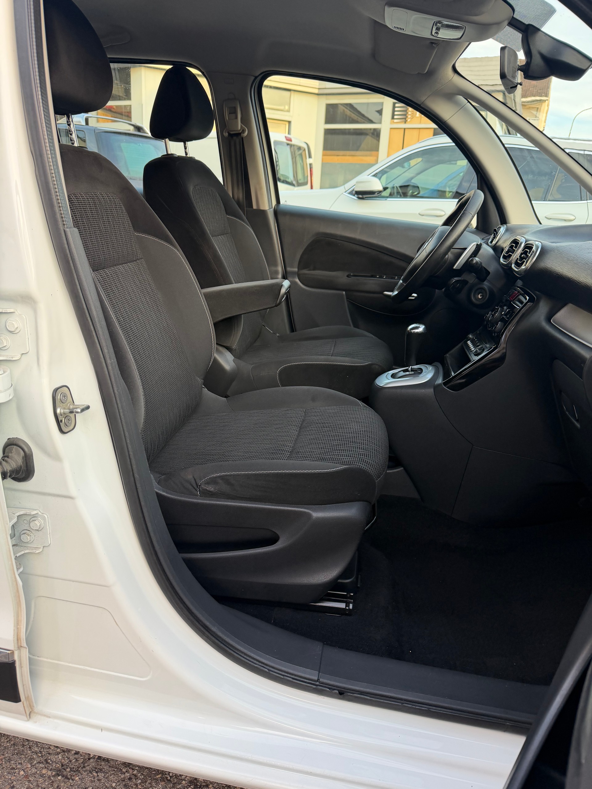 CITROEN C3 Picasso 1.6i 16V Séduction EGS6-image-12