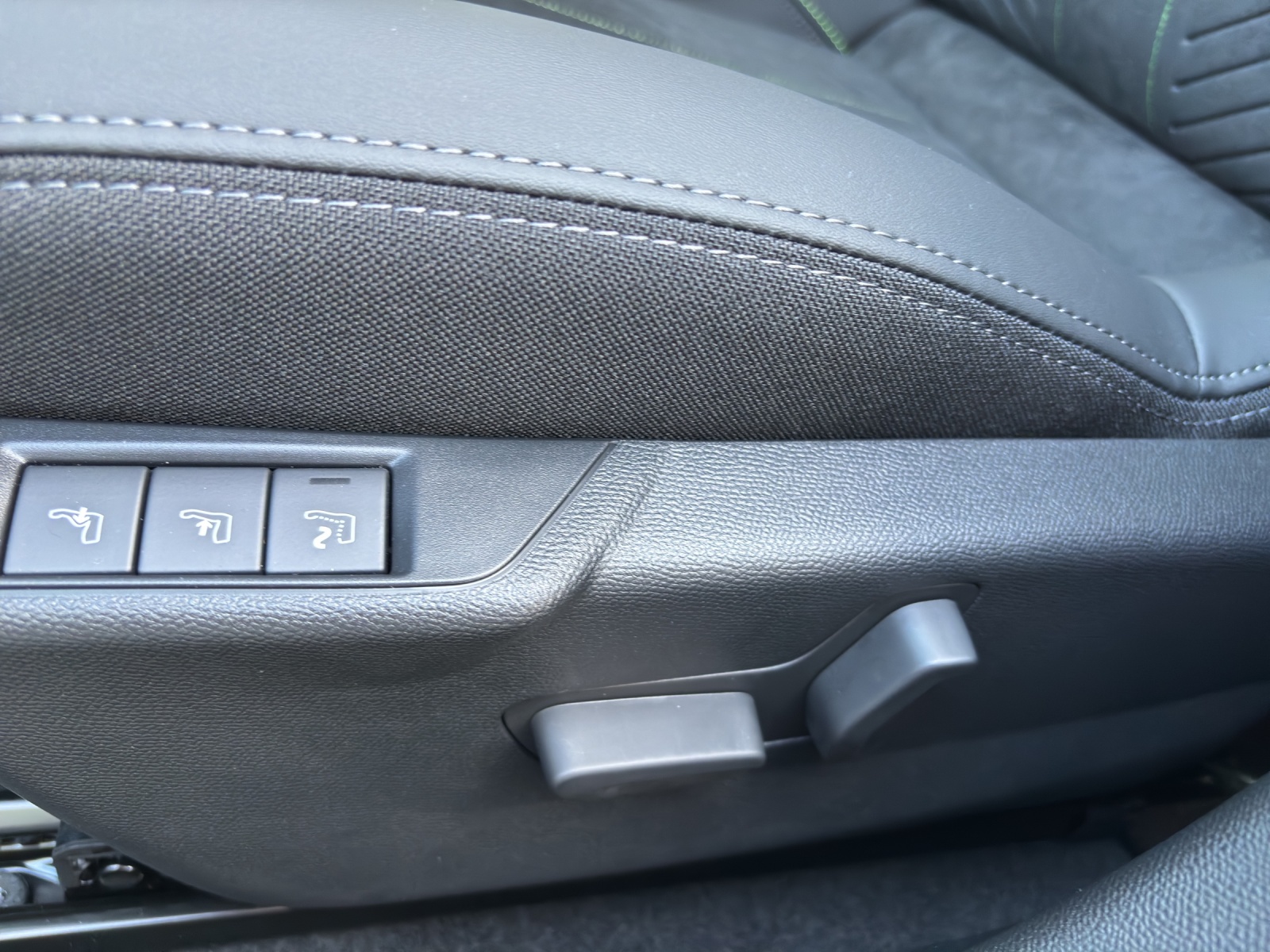 PEUGEOT 208 GT Hybrid 145-image-10