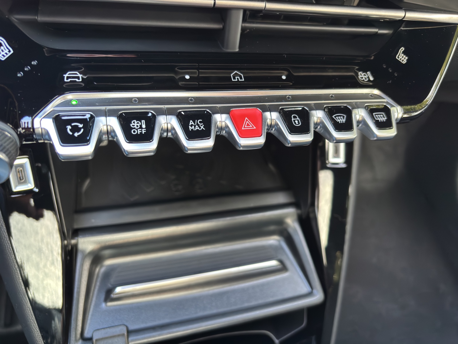 PEUGEOT 208 GT Hybrid 145-image-15