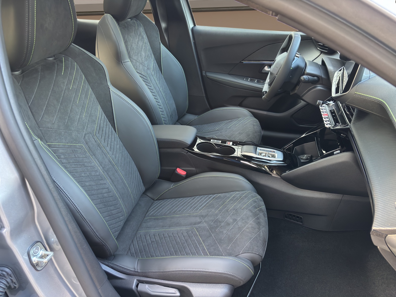 PEUGEOT 208 GT Hybrid 145-image-11