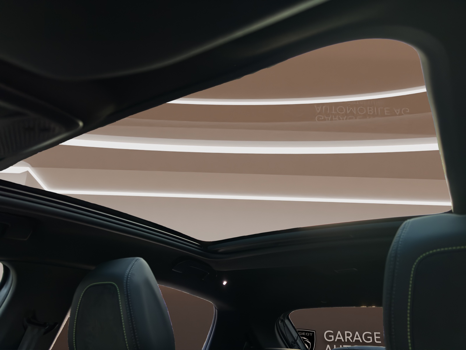 PEUGEOT 208 GT Hybrid 145-image-13