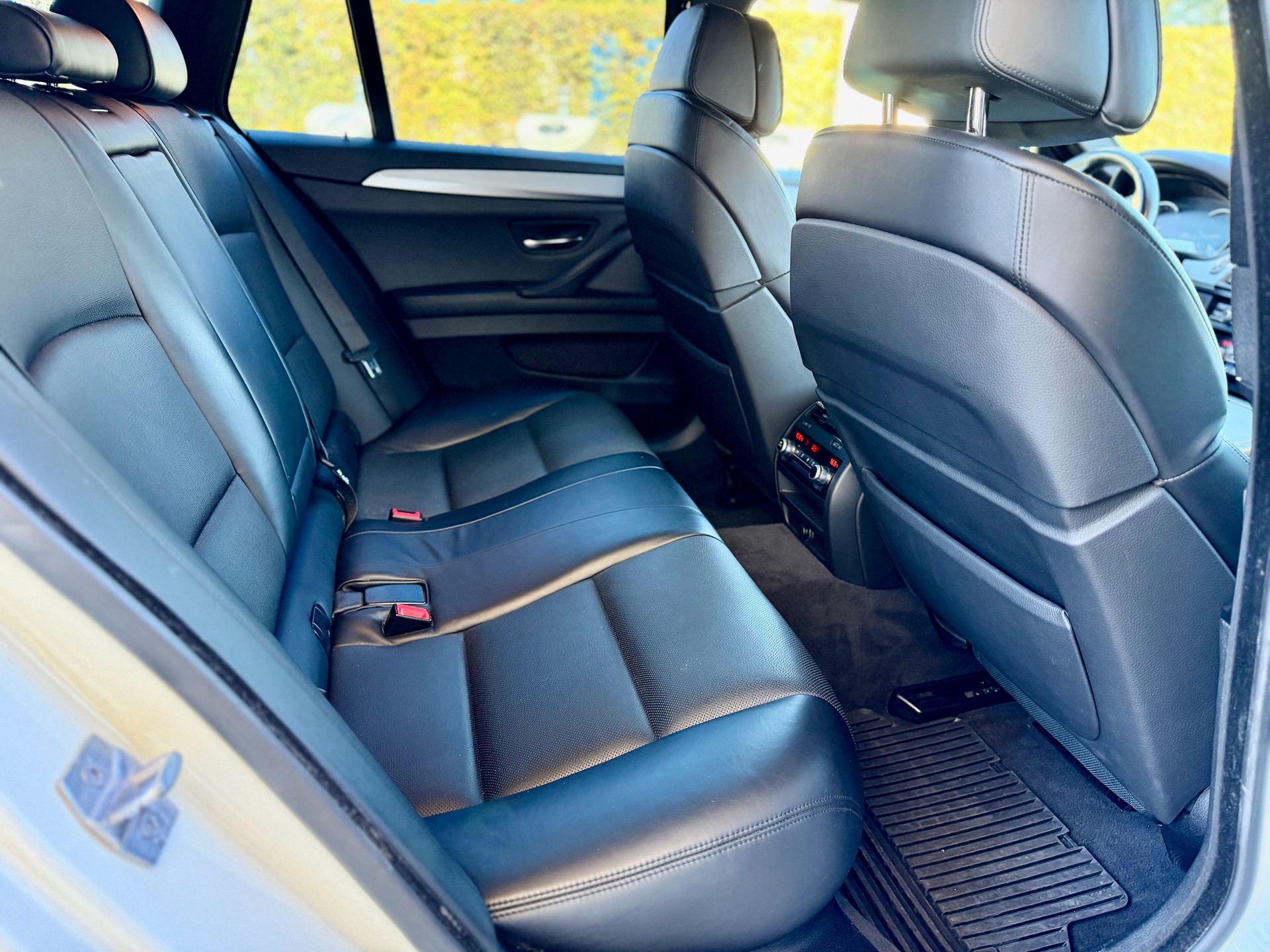 BMW M550d xDrive Touring Steptronic-image-14