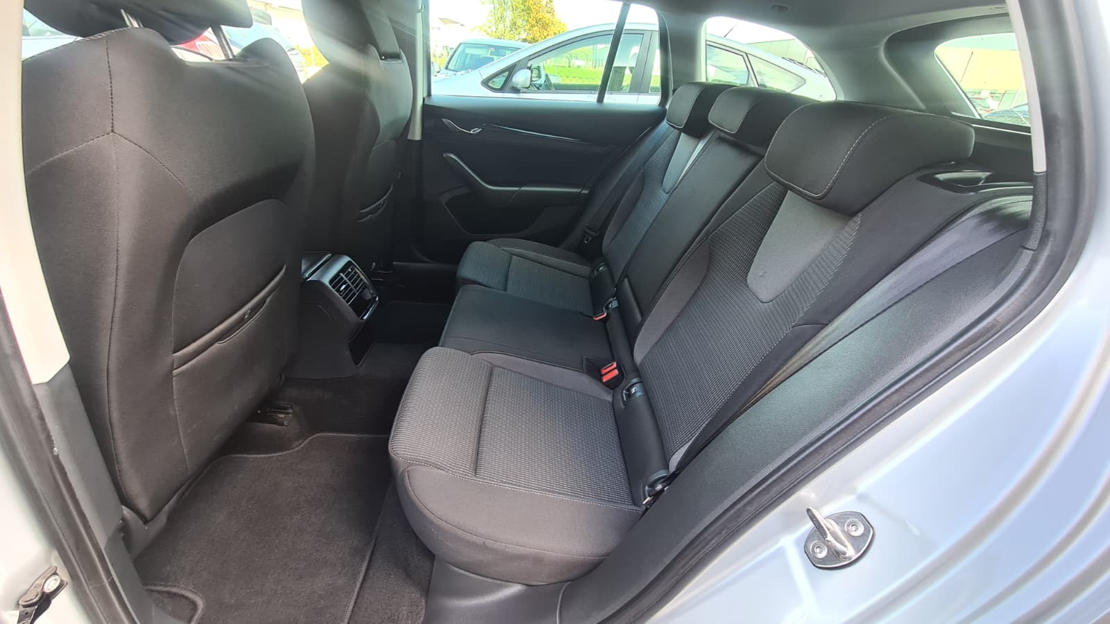 SKODA Octavia Combi 2.0 TDI DSG Ambition ** Gr-Navi ** Sitzheizung ** Abstandsregelsysteme ** Virtual Cockpit ** Frisch Ab MFK **-image-18