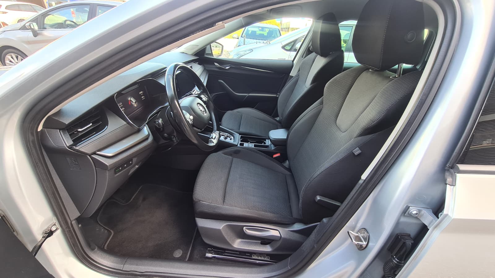 SKODA Octavia Combi 2.0 TDI DSG Ambition ** Gr-Navi ** Sitzheizung ** Abstandsregelsysteme ** Virtual Cockpit ** Frisch Ab MFK **-image-17