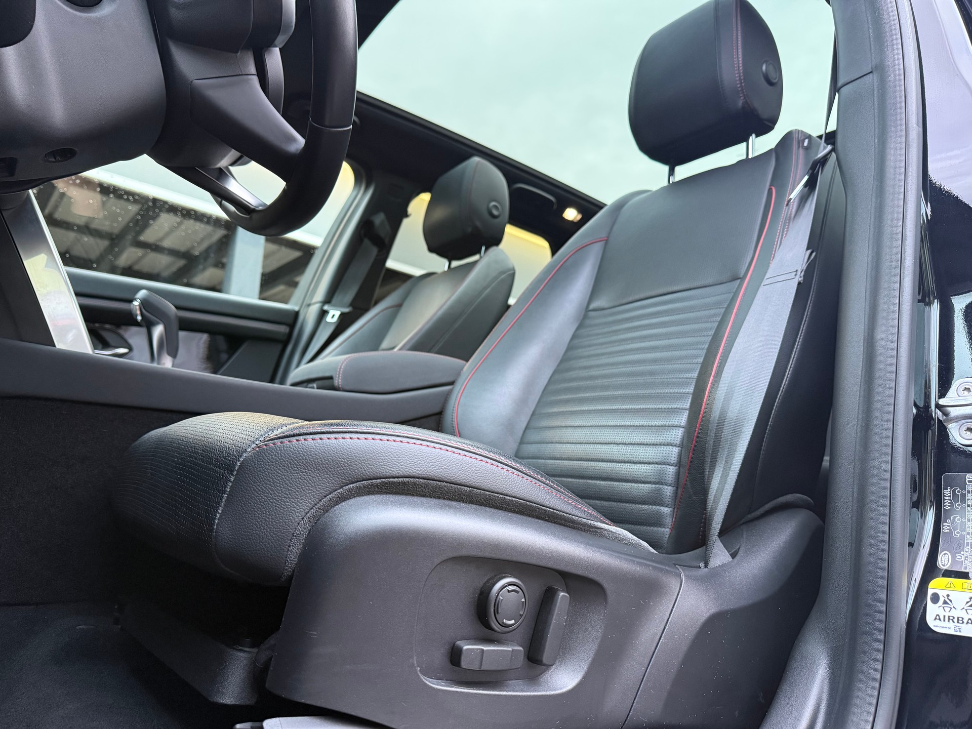 LAND ROVER Discovery Sport P300e S R-Dynamic-image-6