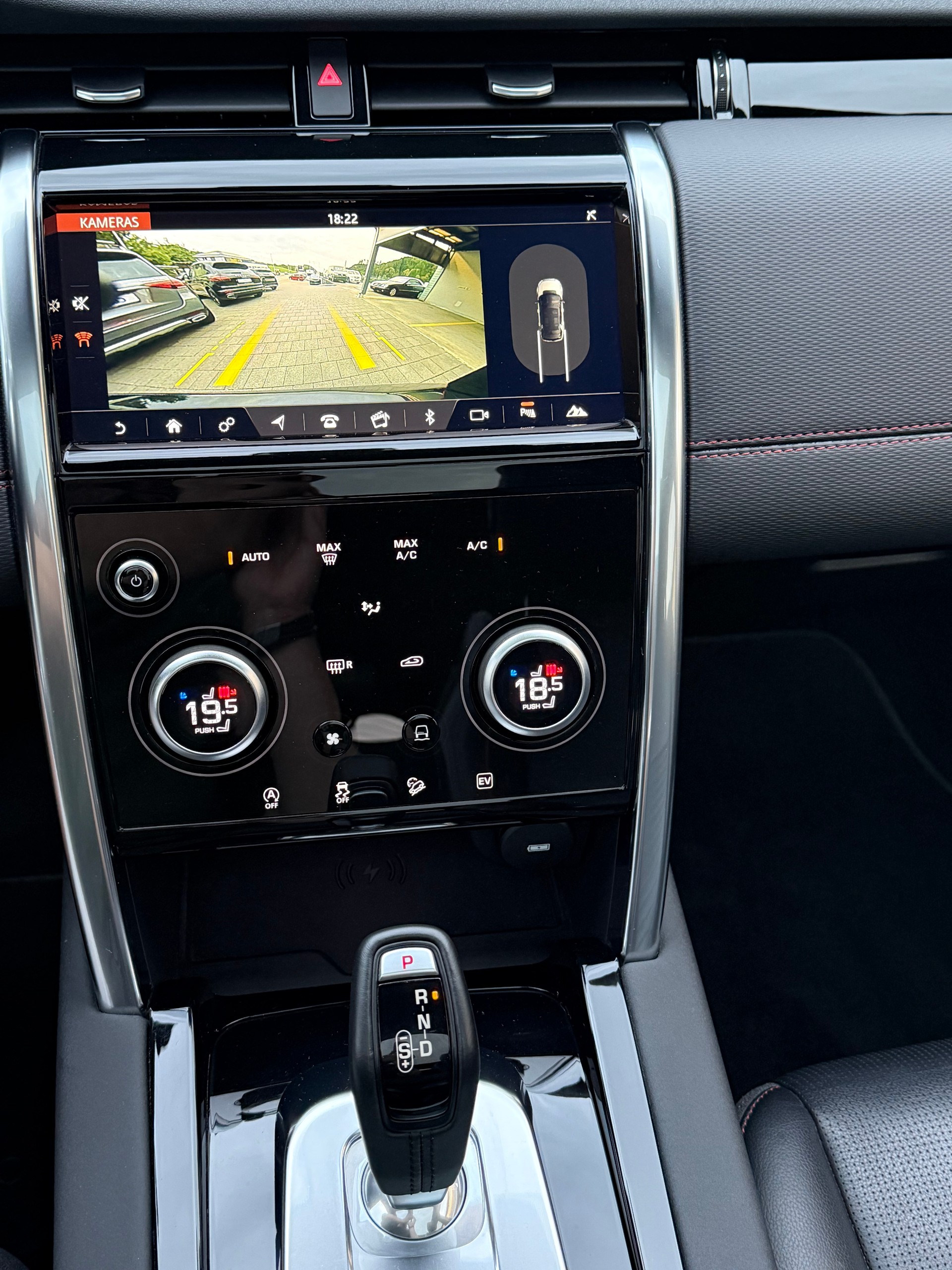 LAND ROVER Discovery Sport P300e S R-Dynamic-image-9