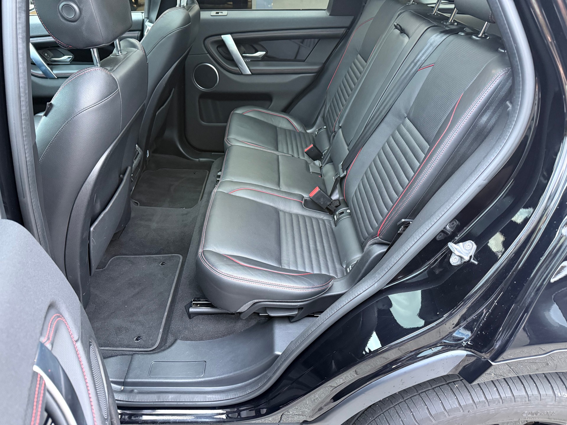 LAND ROVER Discovery Sport P300e S R-Dynamic-image-7