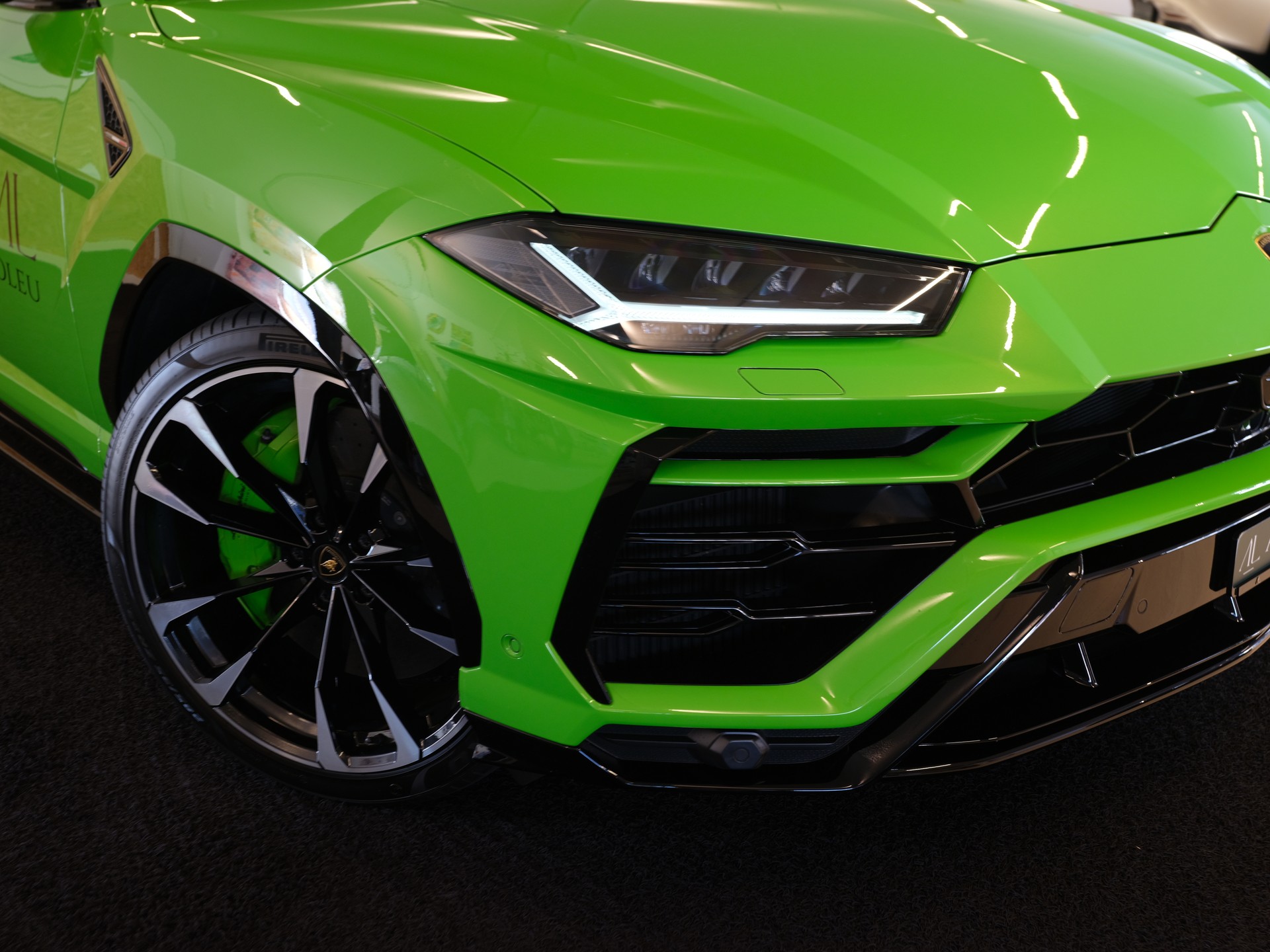 LAMBORGHINI Urus E-Gear-showroom-element-1