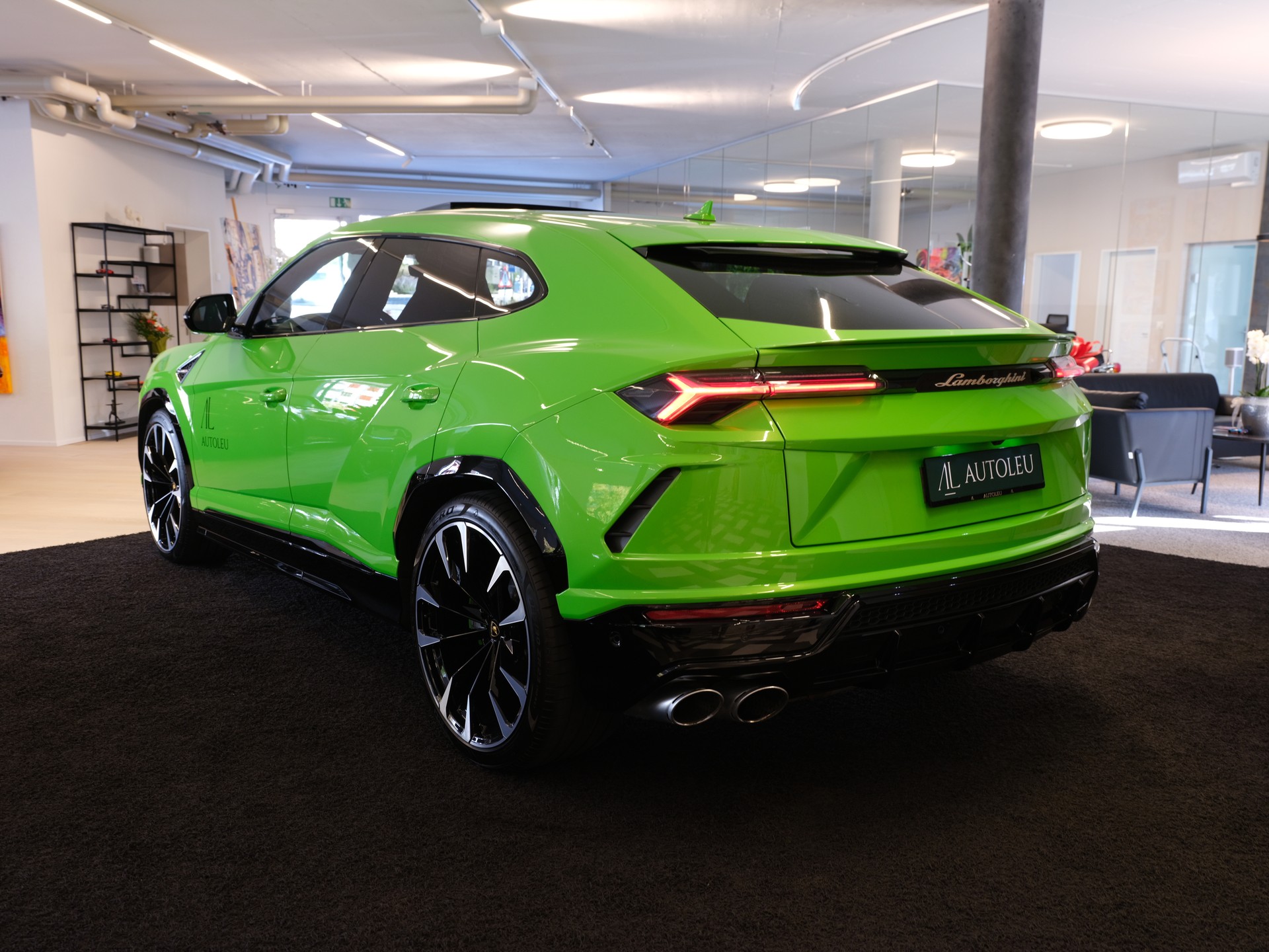 LAMBORGHINI Urus E-Gear-showroom-element-3