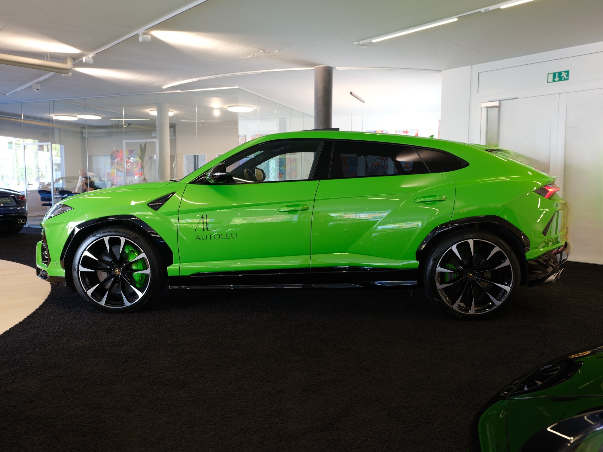 LAMBORGHINI Urus E-Gear-showroom-element-2