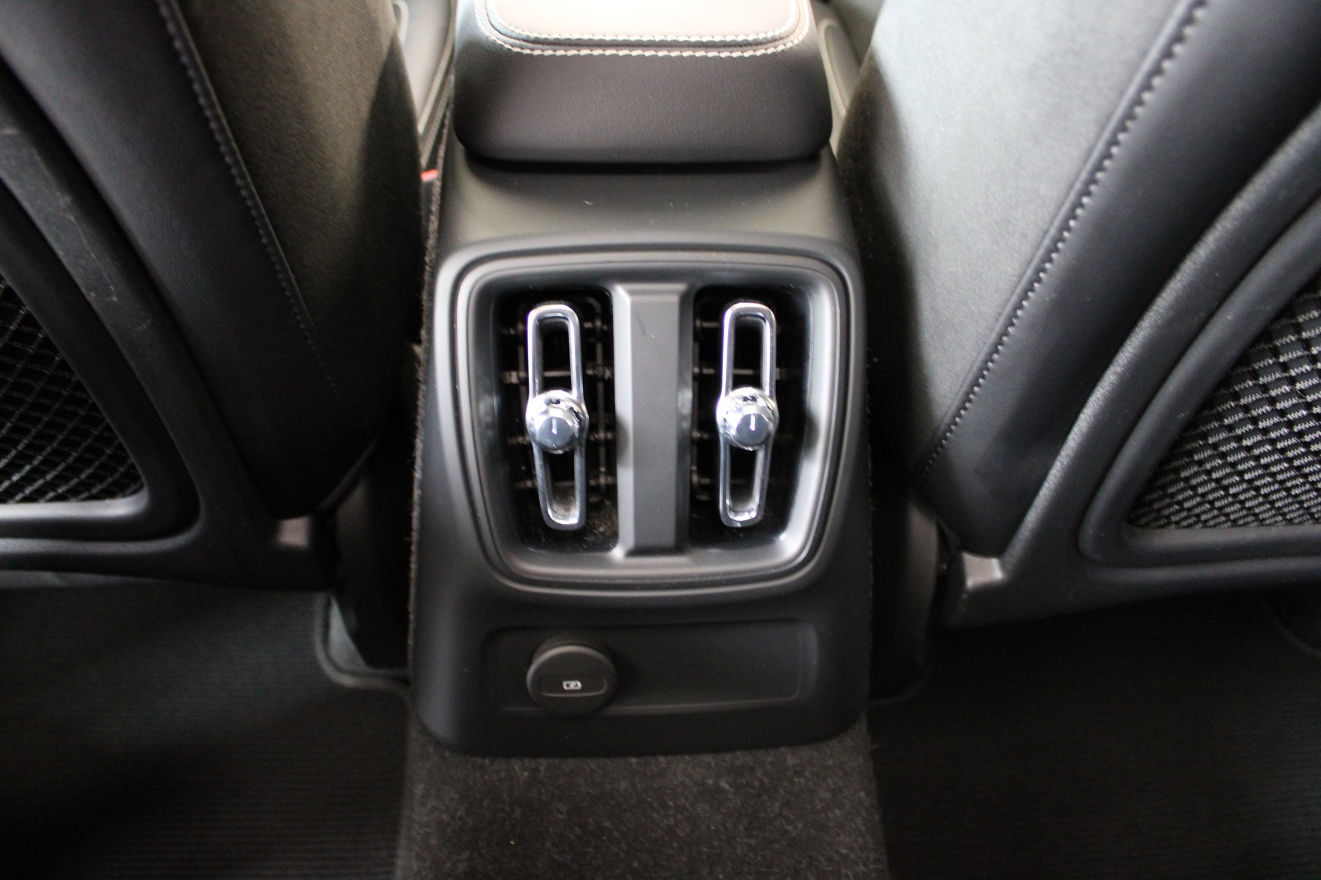 VOLVO XC40 T5 TwE R-Design DCT-image-13