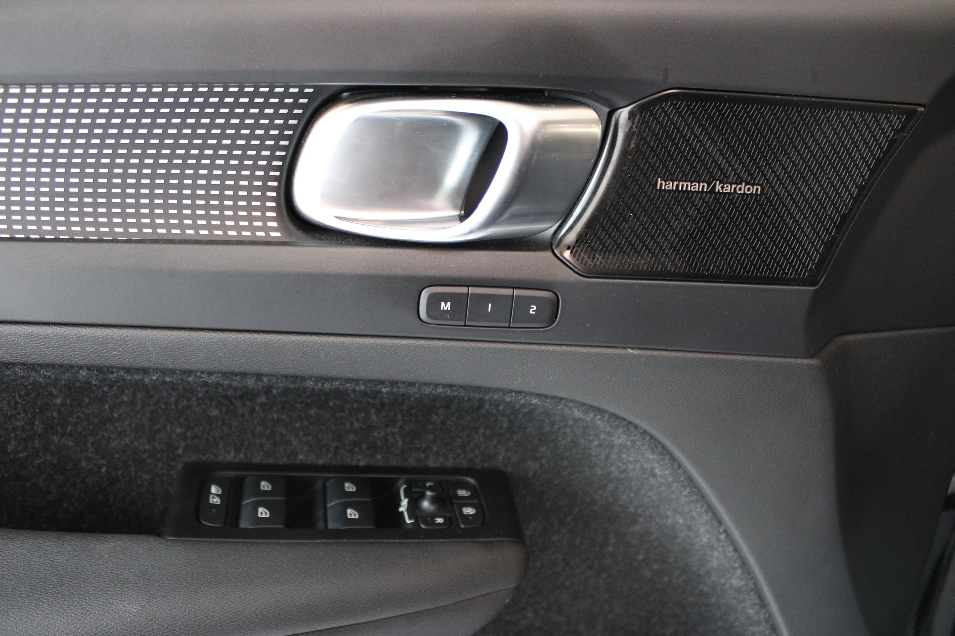 VOLVO XC40 T5 TwE R-Design DCT-image-9
