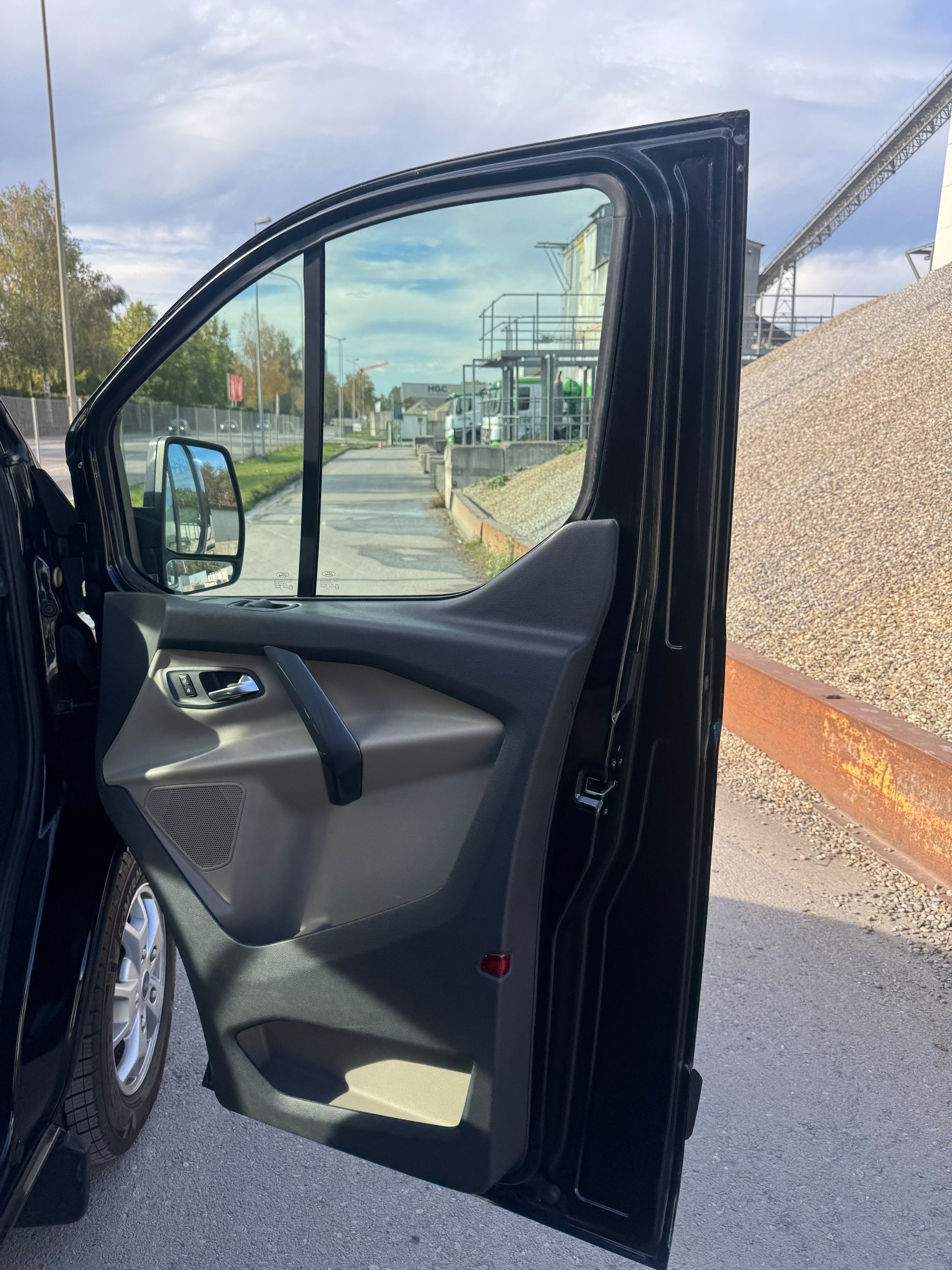 FORD Tourneo Custom 300 L2H1 Titanium-image-9