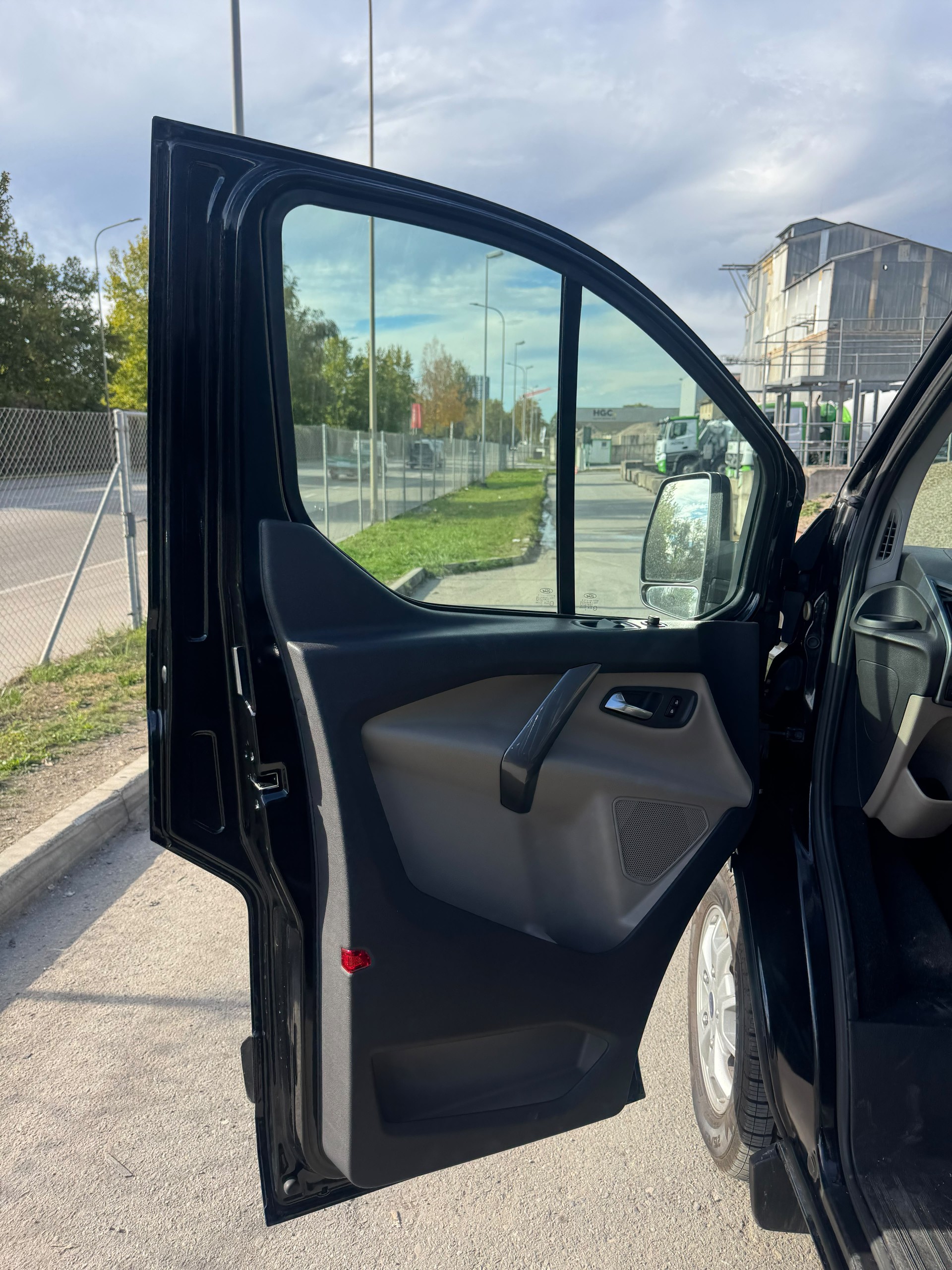 FORD Tourneo Custom 300 L2H1 Titanium-image-7