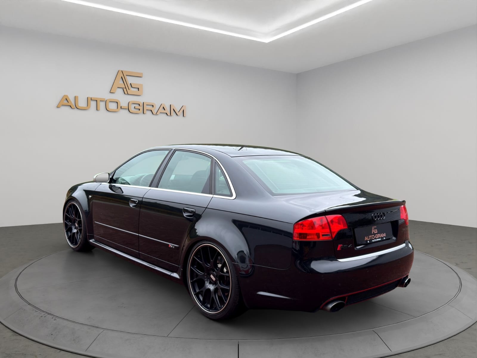 AUDI RS4 4.2 V8 quattro-image-2