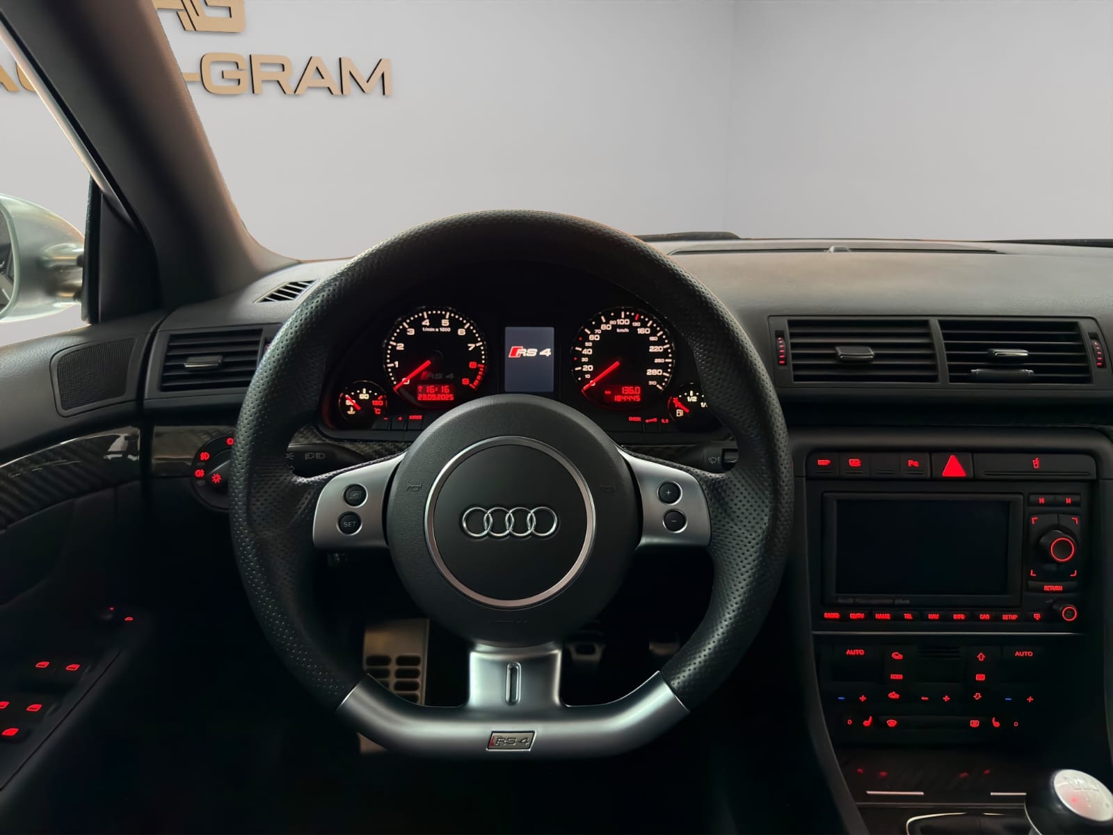 AUDI RS4 4.2 V8 quattro-image-14