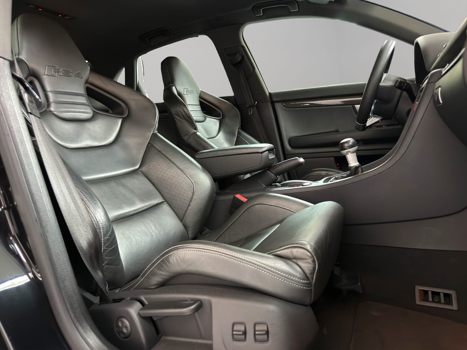 AUDI RS4 4.2 V8 quattro-image-12