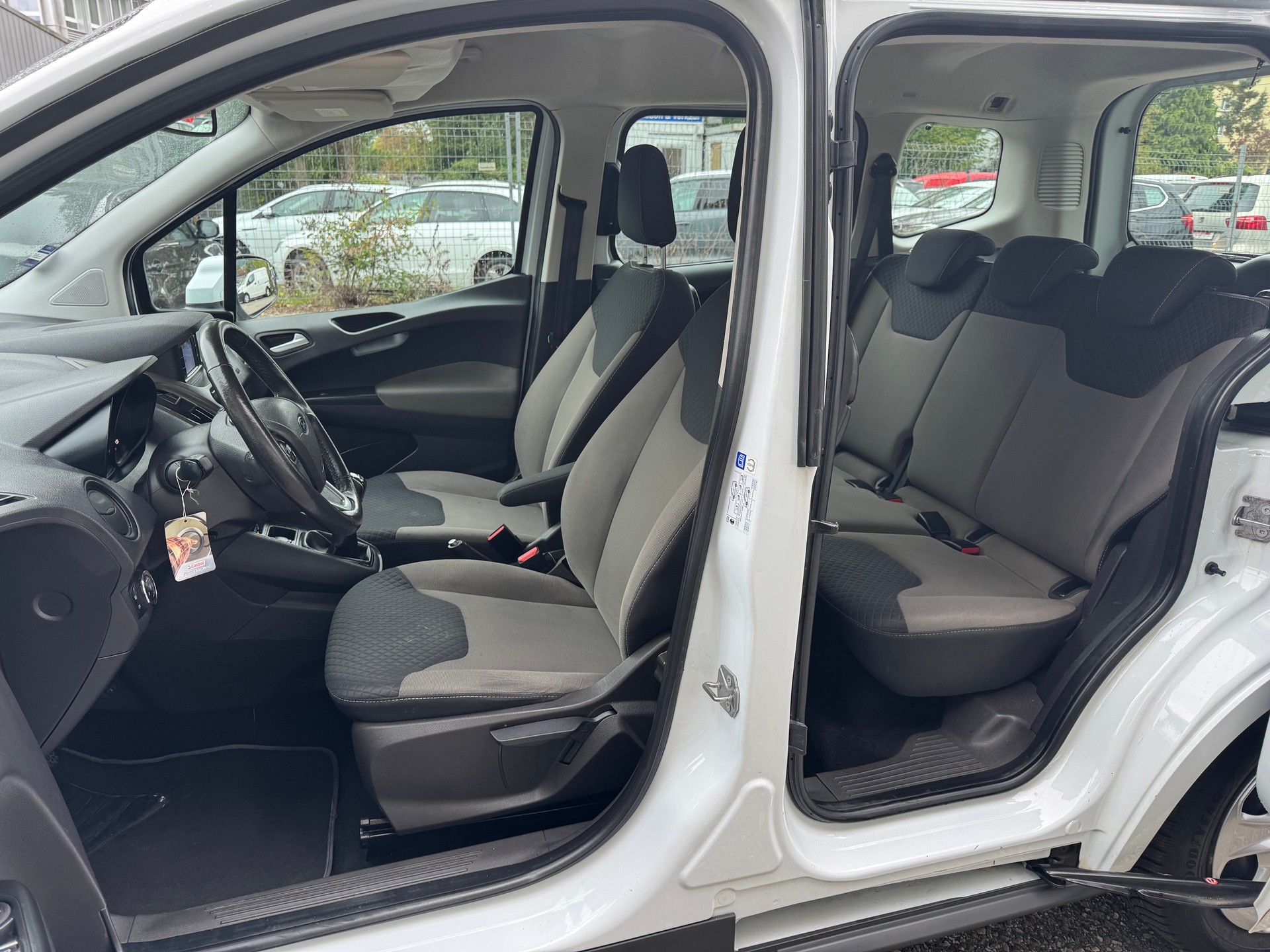 FORD Tourneo Courier 1.0 SCTi Trend * 05x Sitze * Klimaanlage * Tempomat * PDC H * Sitzheizung * Frisch Ab MFK-image-4