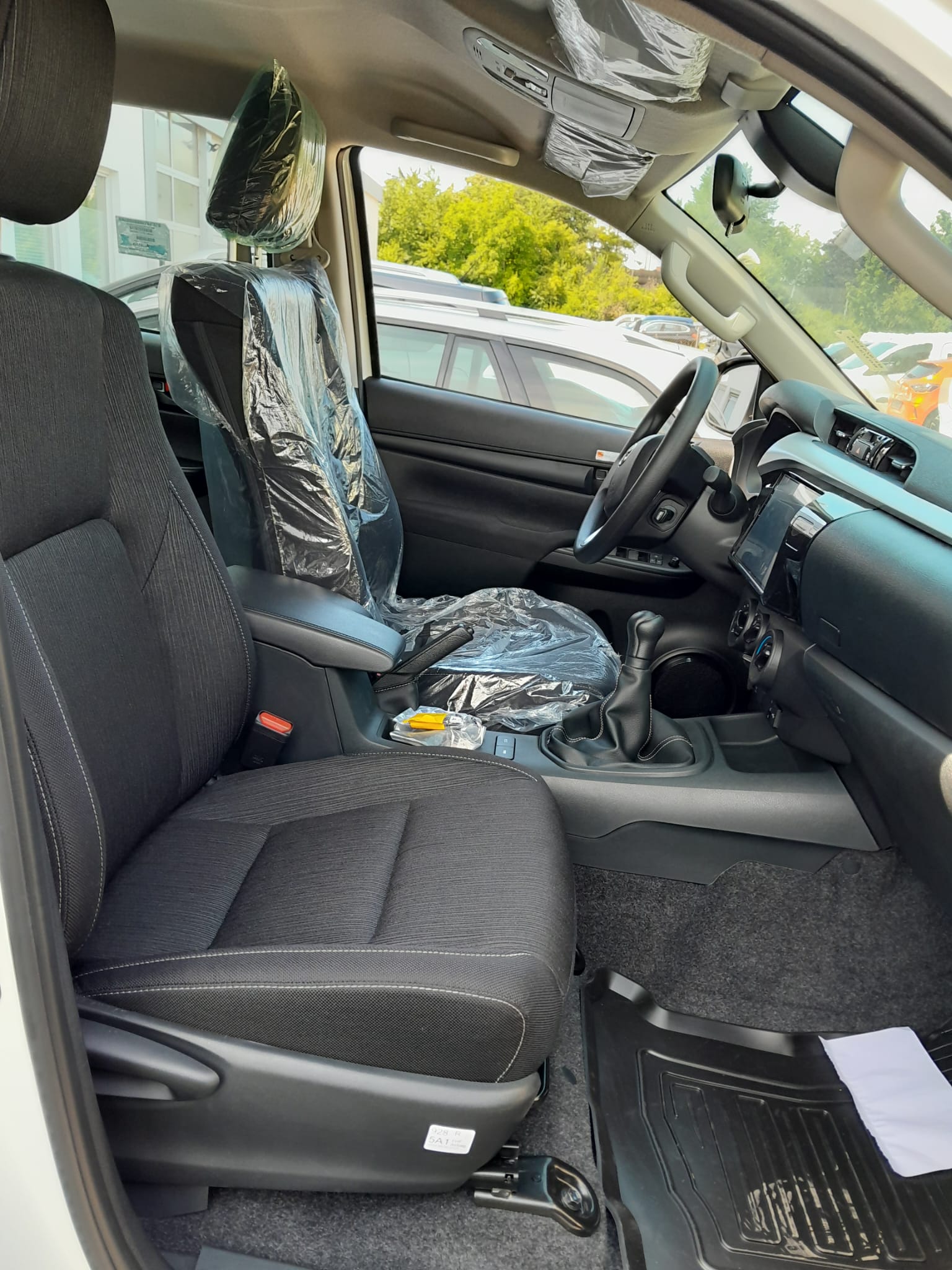 TOYOTA HI-LUX 2,8 4x4 / silber metallic / Technik Paket / inkl. AHK 3,5 Tonnen + Wanne *** letzter Diesel Power ohne Mildhybrid ***-image-8