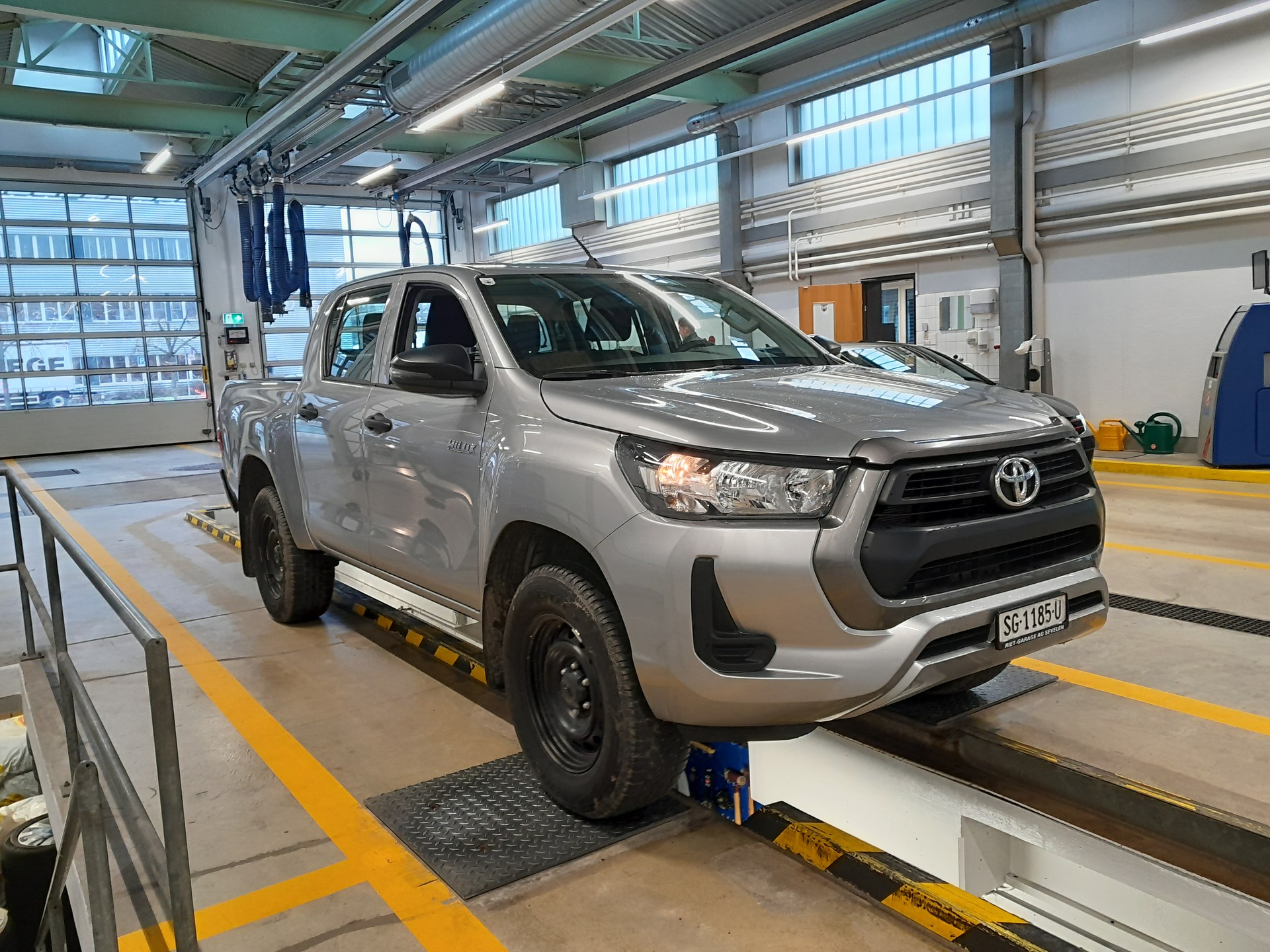 TOYOTA HI-LUX 2,8 4x4 / silber metallic / Technik Paket / inkl. AHK 3,5 Tonnen + Wanne *** letzter Diesel Power ohne Mildhybrid ***-image-4