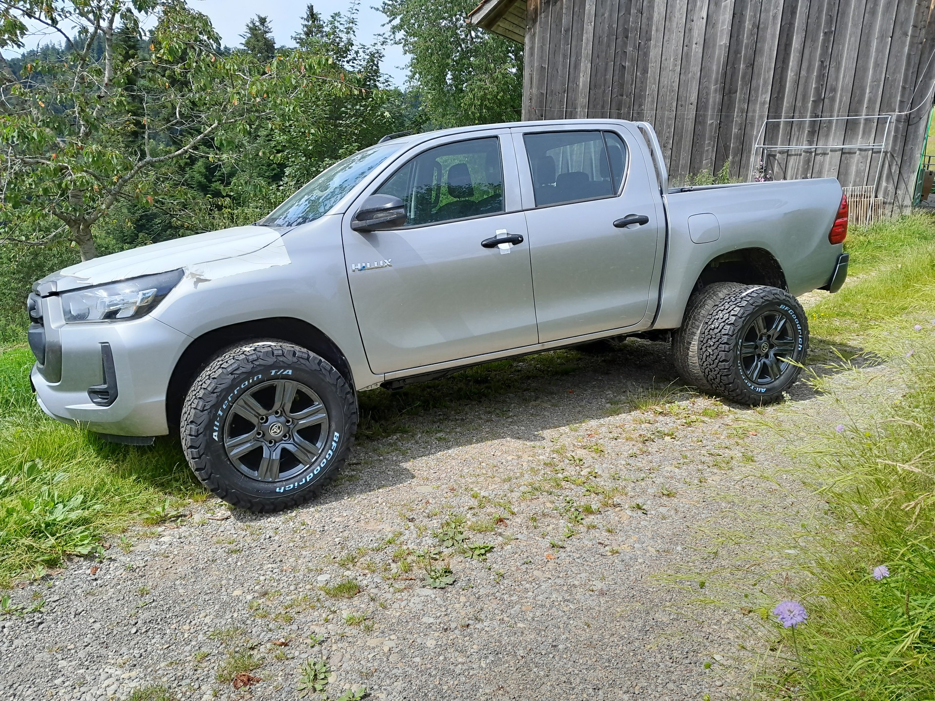 TOYOTA HI-LUX 2,8 4x4 / silber metallic / Technik Paket / inkl. AHK 3,5 Tonnen + Wanne *** letzter Diesel Power ohne Mildhybrid ***