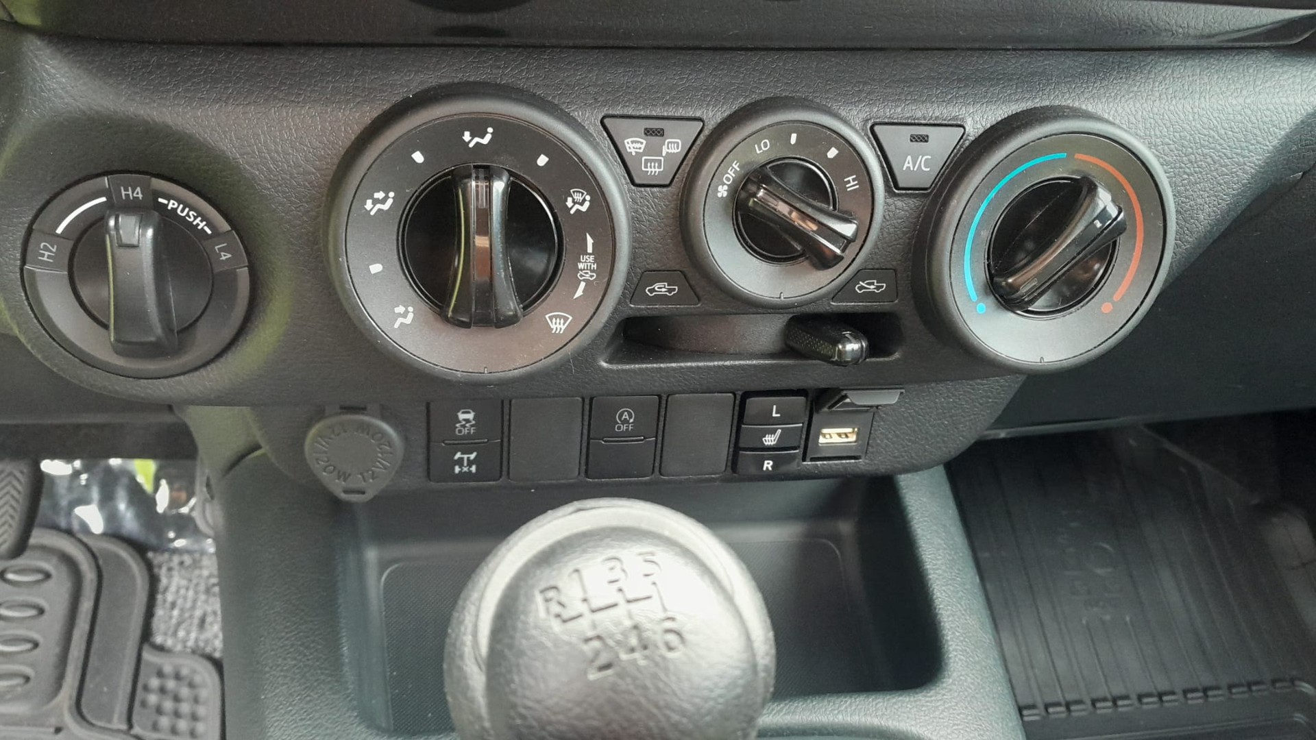 TOYOTA HI-LUX 2,8 4x4 / silber metallic / Technik Paket / inkl. AHK 3,5 Tonnen + Wanne *** letzter Diesel Power ohne Mildhybrid ***-image-11