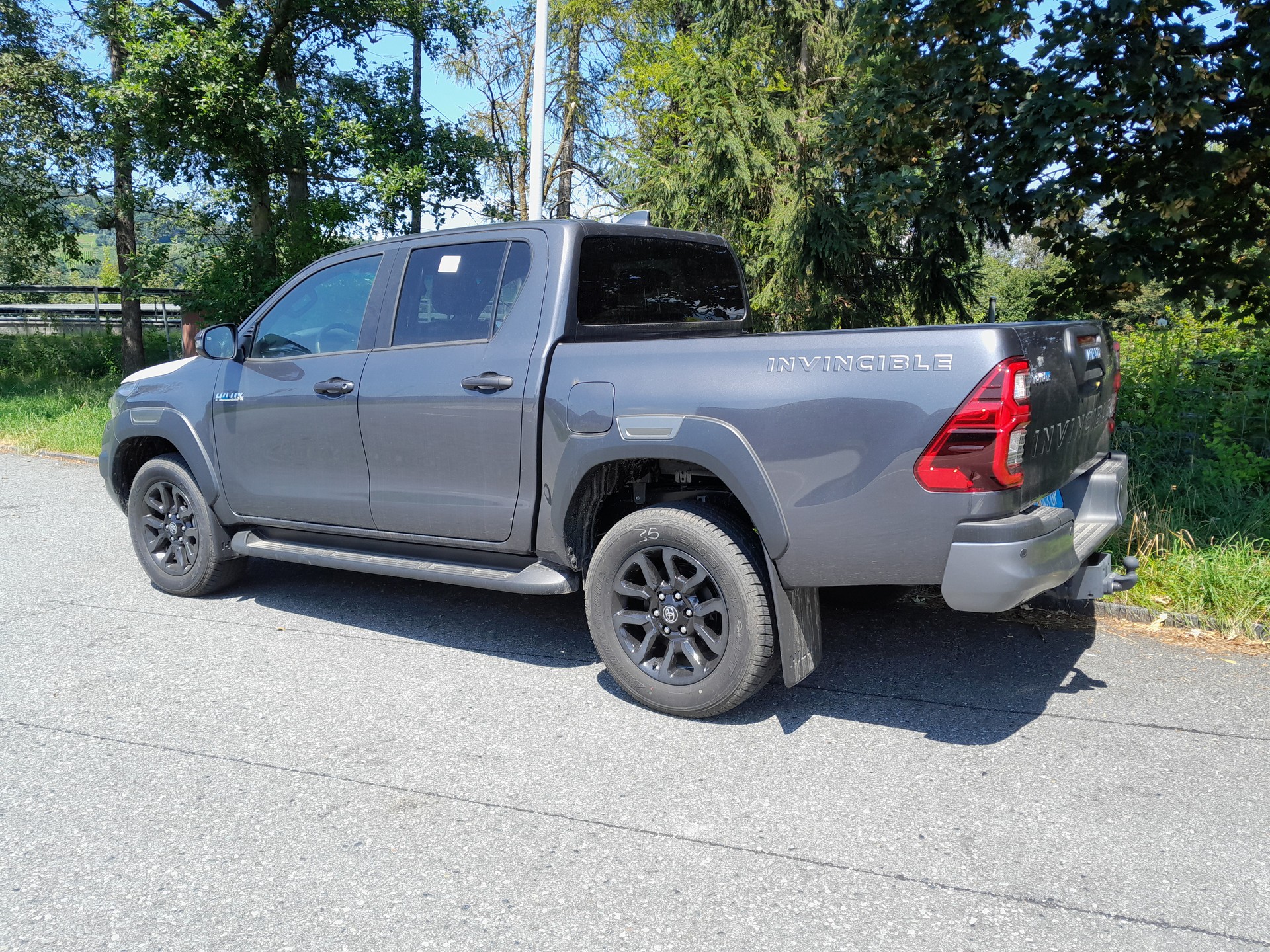 TOYOTA HI-LUX INVINCIBLE 2,8 DC 4x4 MHEV grey / schwarz / oxydbronze metallic, inklusive AHK 3,5 Tonnen + Wanne-image-1